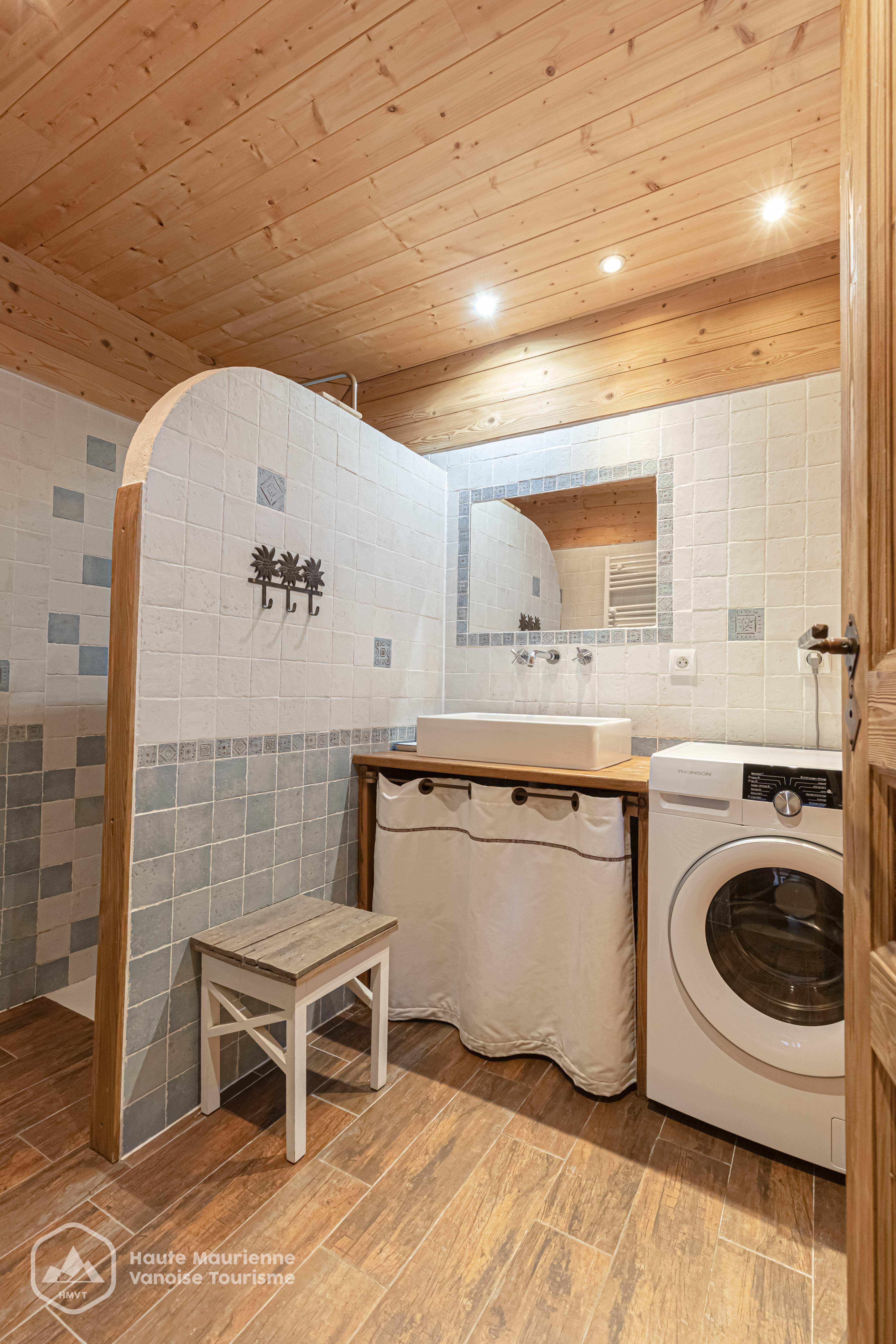 Salle de bain avec une douche au rez de chaussée. Machine à laver le linge.