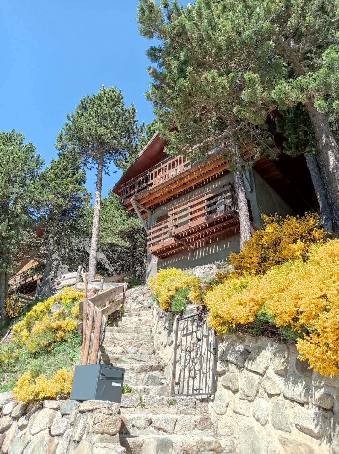 Chalet fleuri au printemps