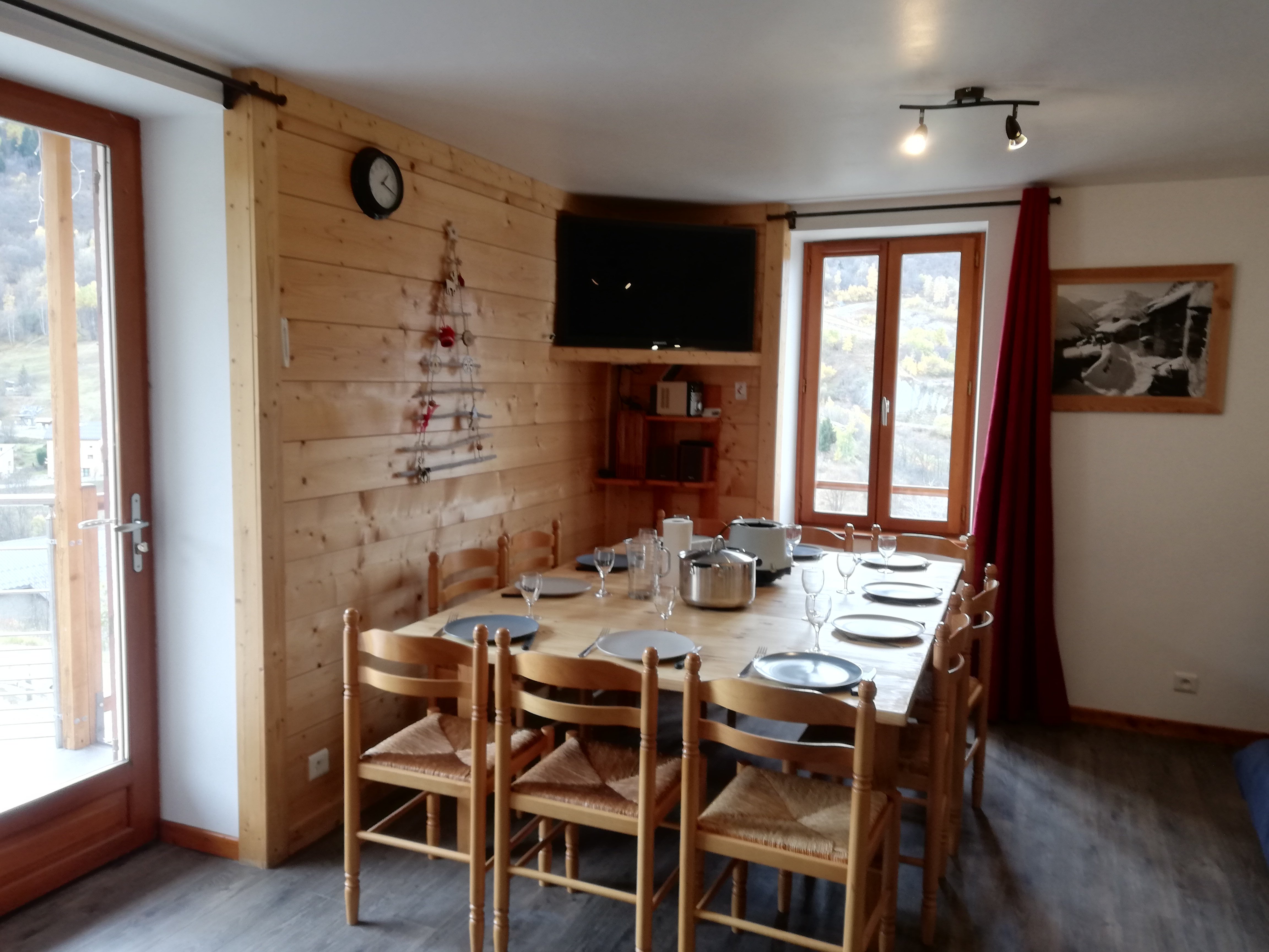 sejour avec TV et accès direct sur la terrasse