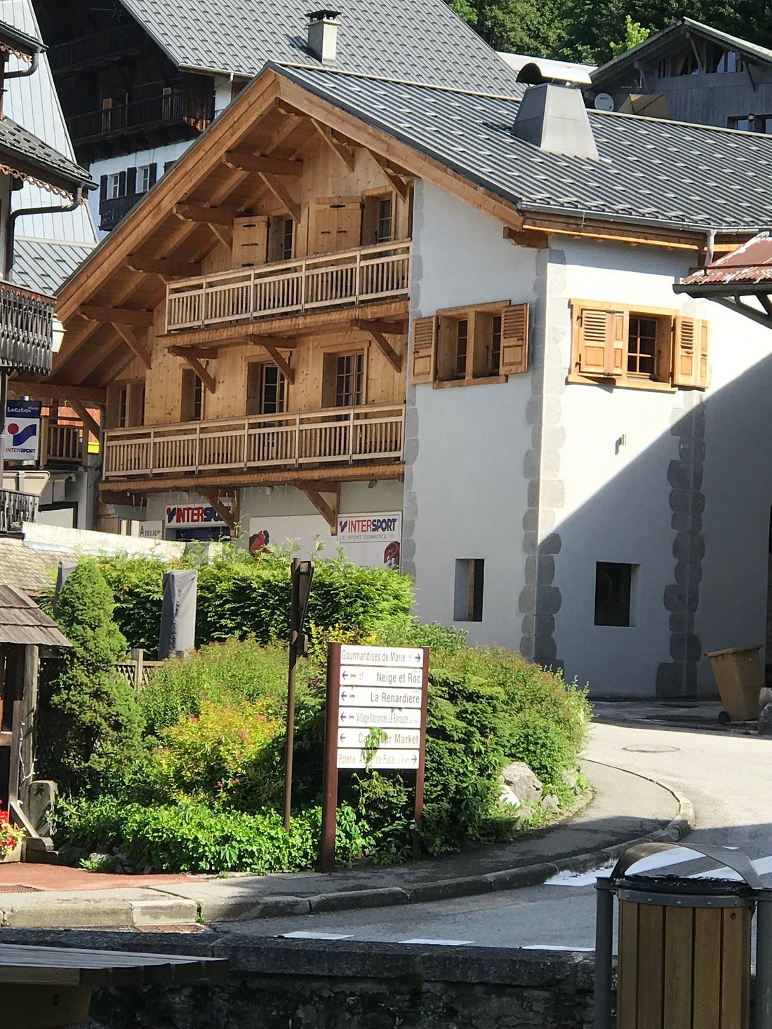 Le chalet de l'extérieur, le logement se trouve à l'étage 1 et 2