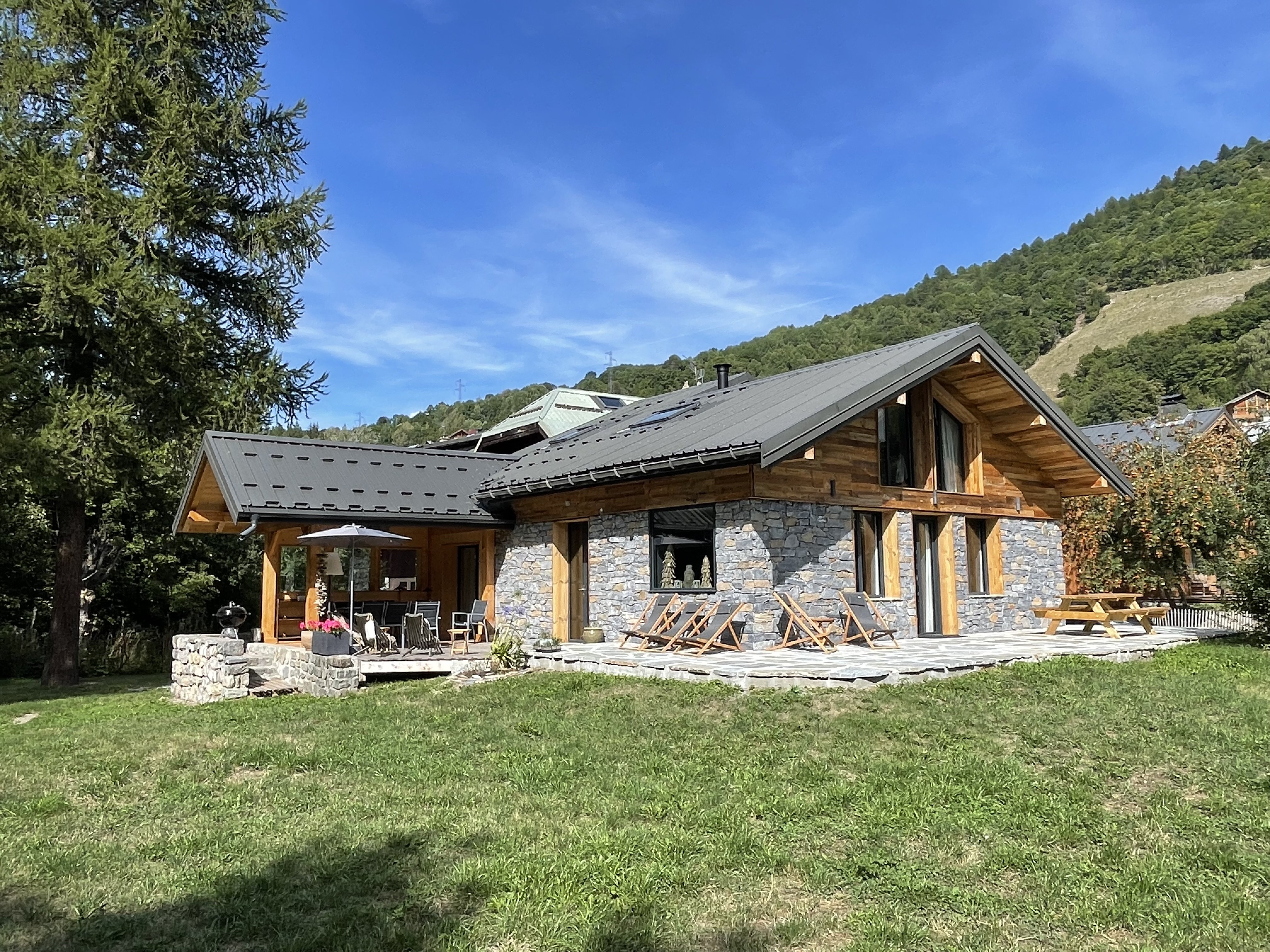 Vue d'ensemble du chalet avec  la terrasse couverte