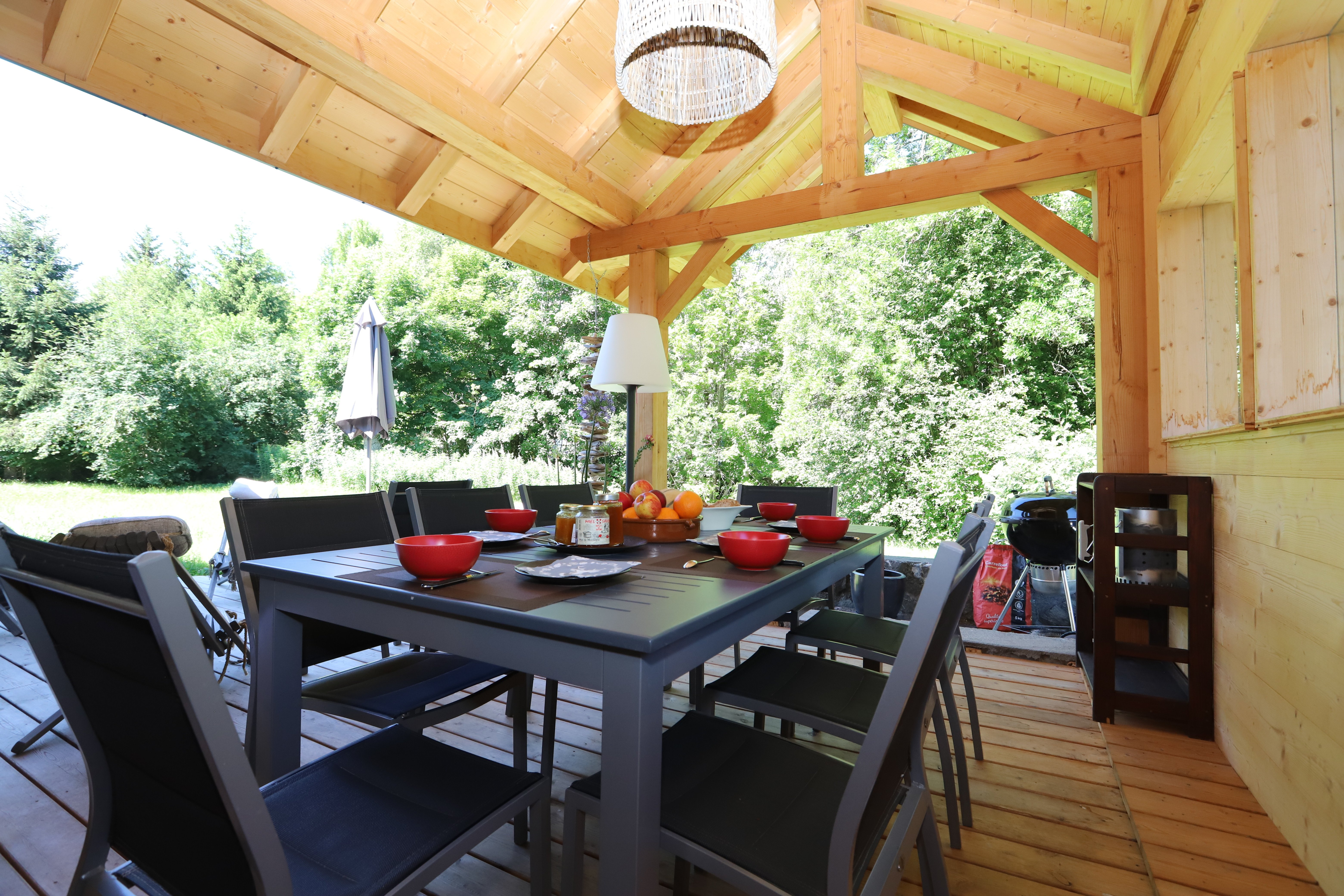 coin repas sur terrasse couverte 