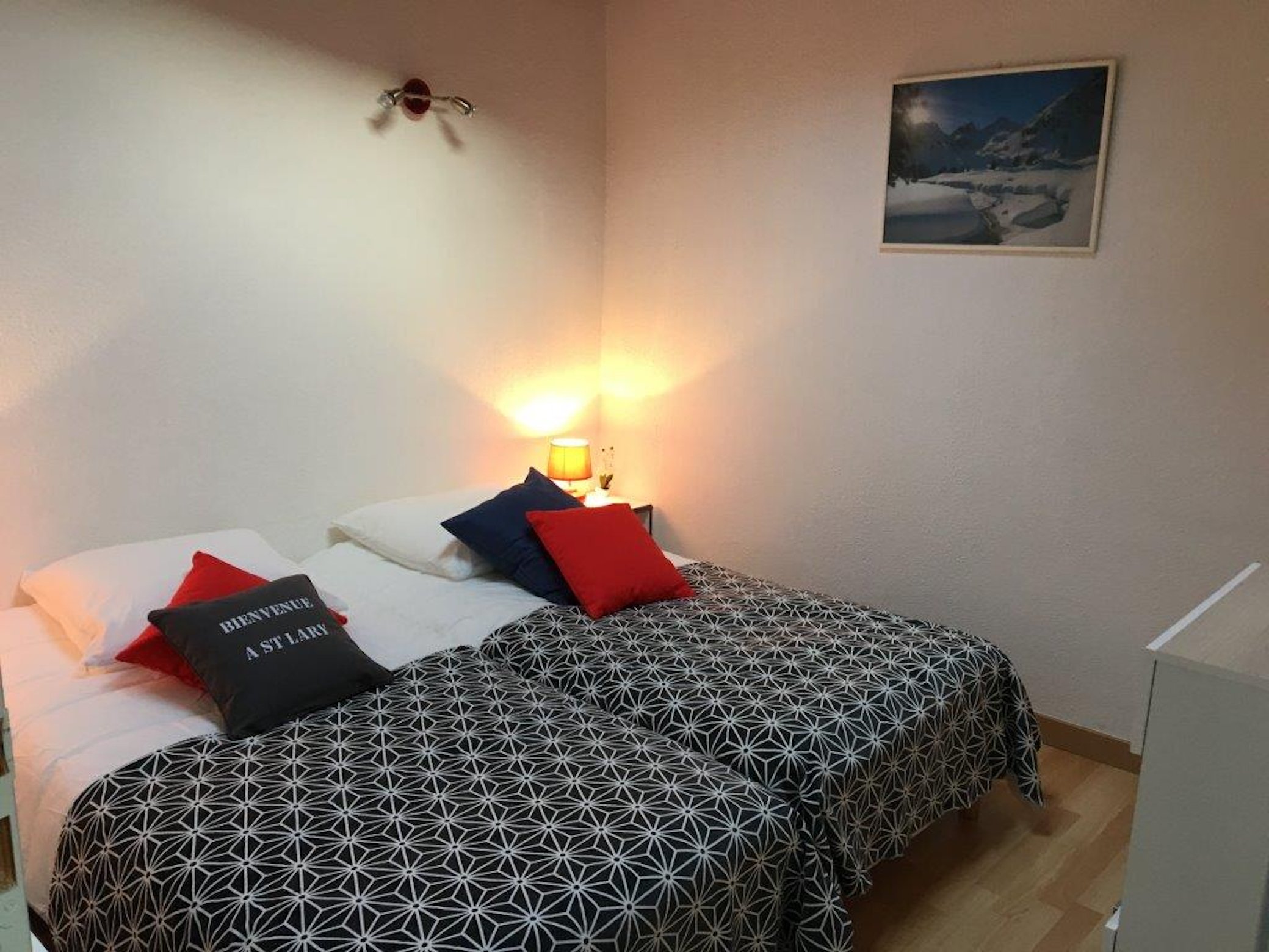 1ERE CHAMBRE (les lis peuvent être rapprochés pour faire un lit matrimoniale )