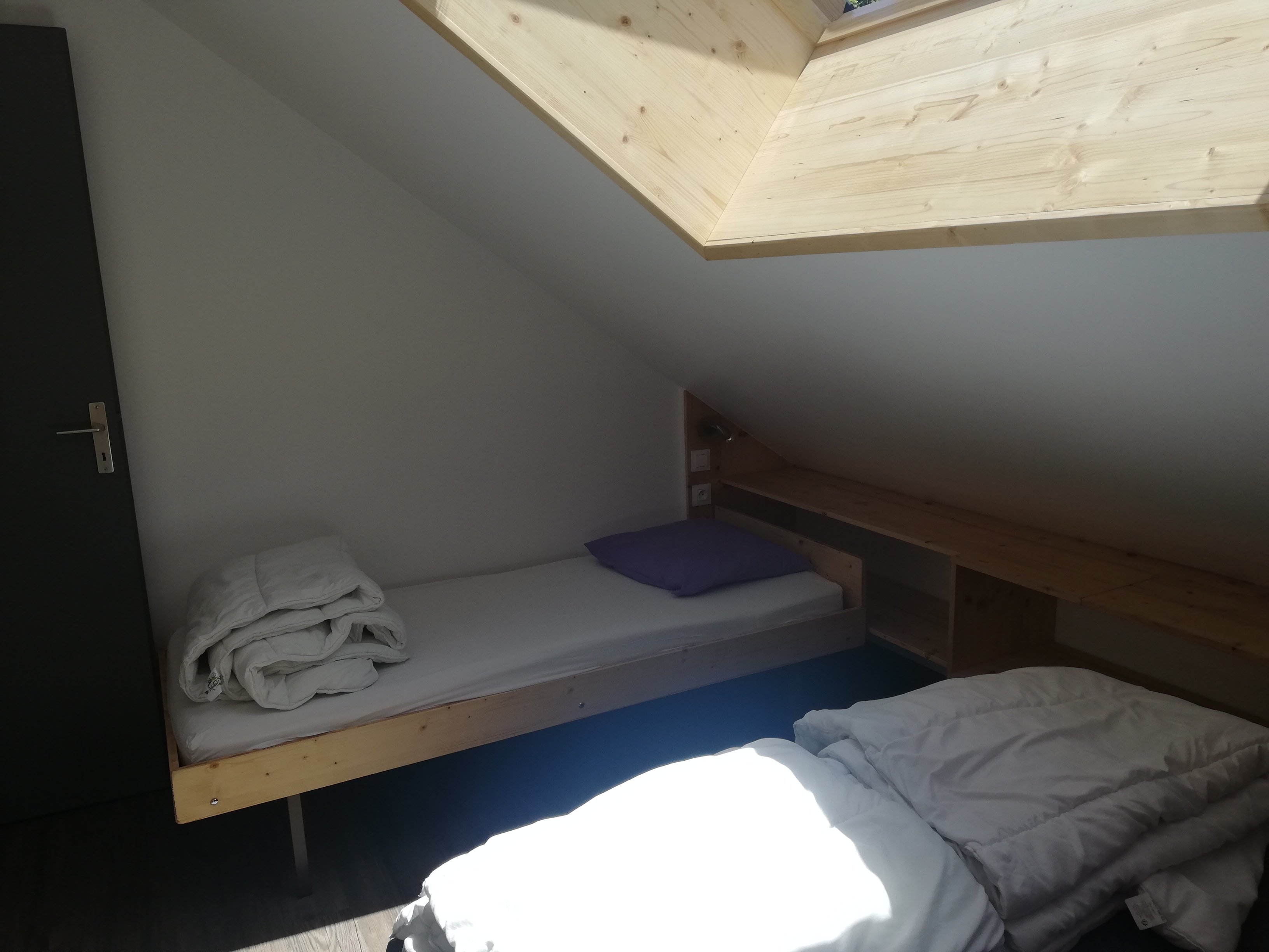 Chambre n2 avec 1 lit double et 1 lit simple 