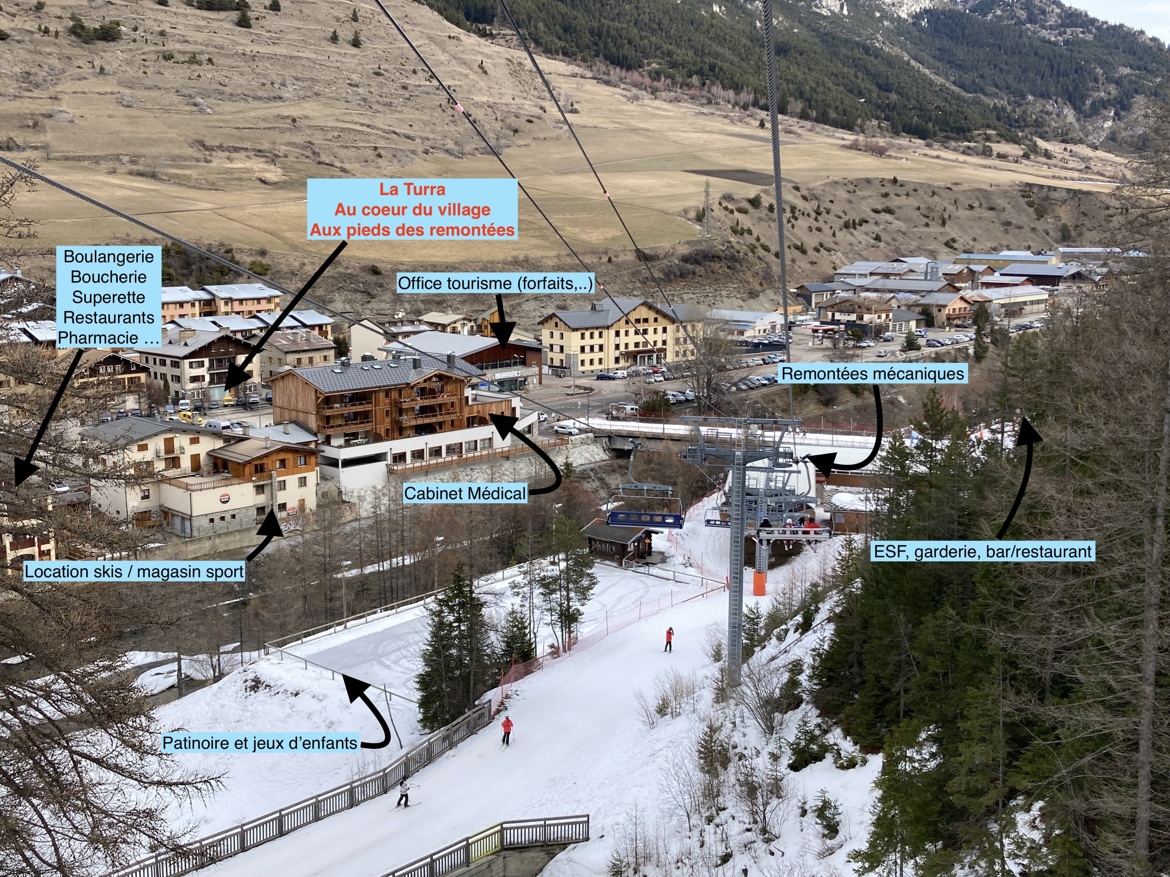 Emplacement idéal : proches des pistes et au coeur du centre ville (photo prise en avril 2023)