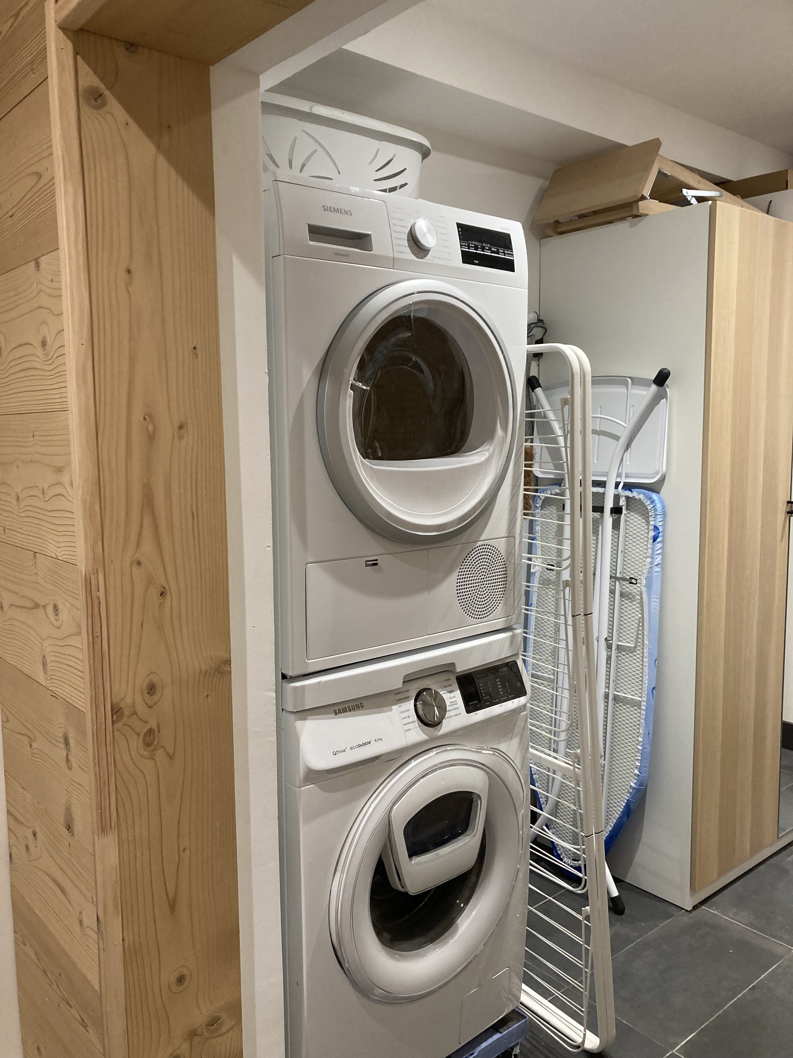 Buanderie avec Linge 8kg - sèche linge - séchoir - table et fer à repasser - aspirateur Dyson.