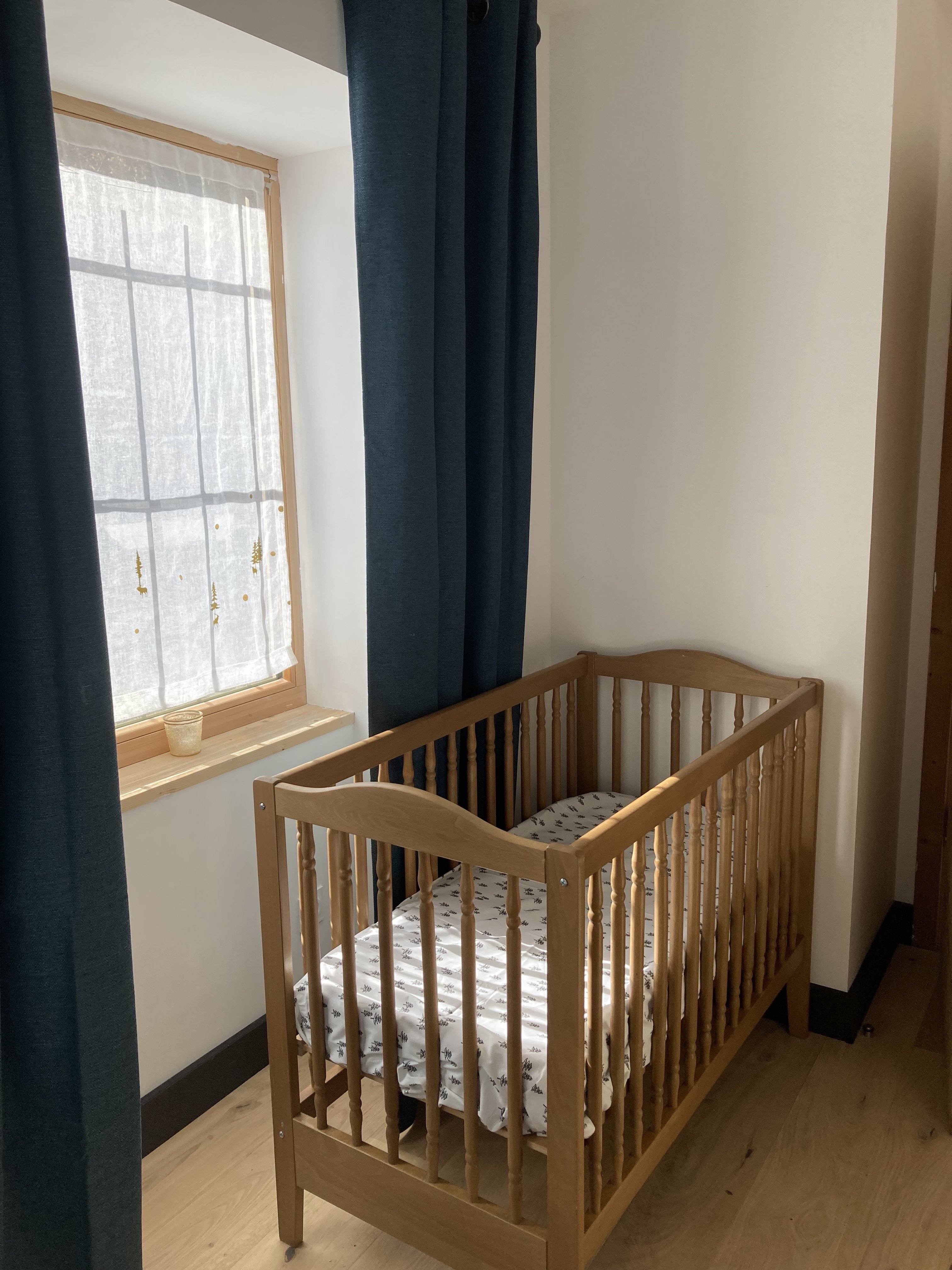 Equipements adaptés pour les enfants de moins de 3 ans : Lit dans la suite parentale, chaise haute, jeux et baignoire bébé.