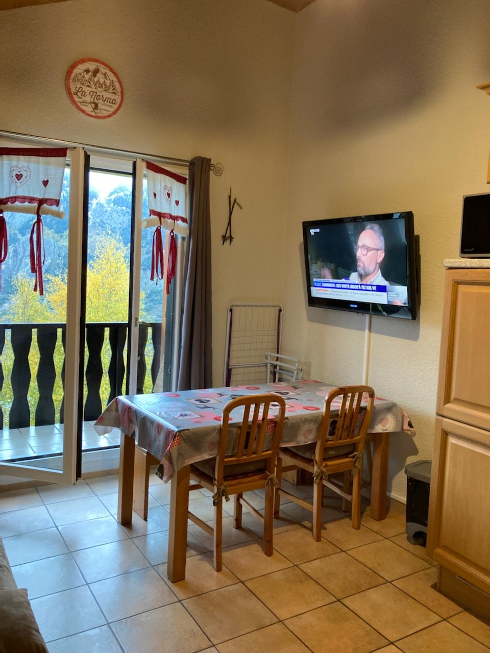 Coin repas avec TV 127 cm
