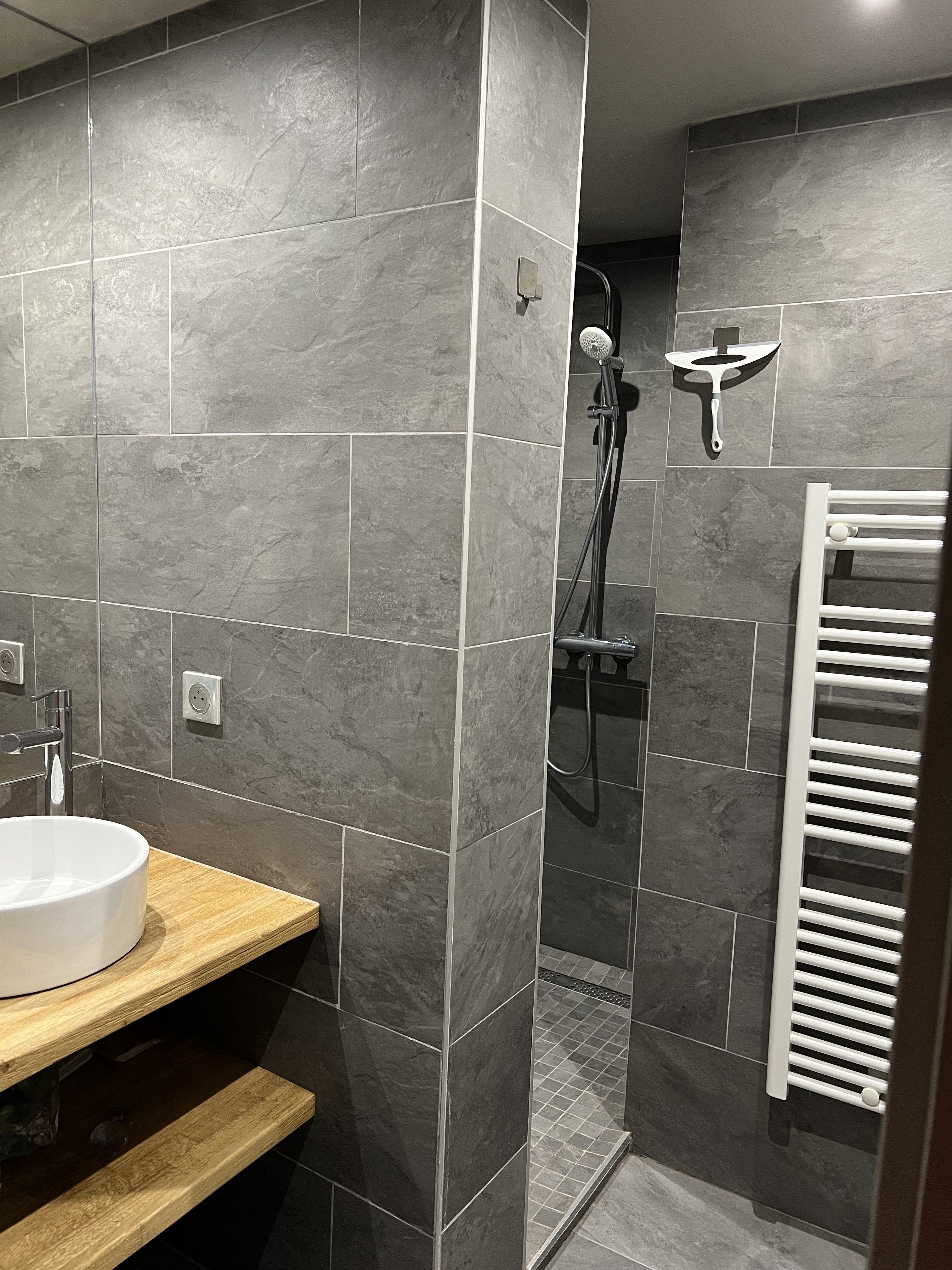 Salle de bain de la chambre au rez-de-chaussée