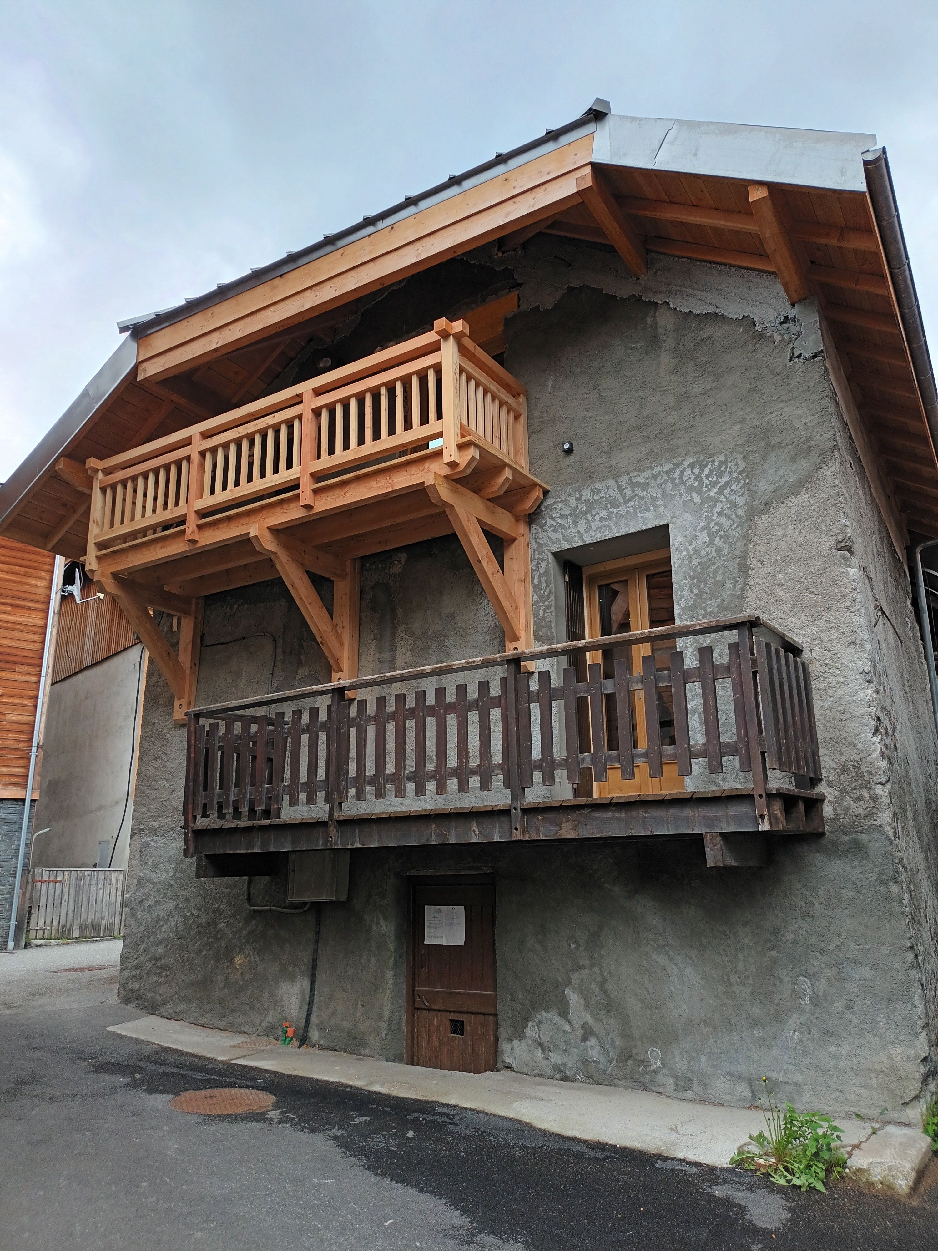 La maison en été  avec l’accès au local à ski 