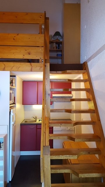 Coin cuisine et accès mezzanine 