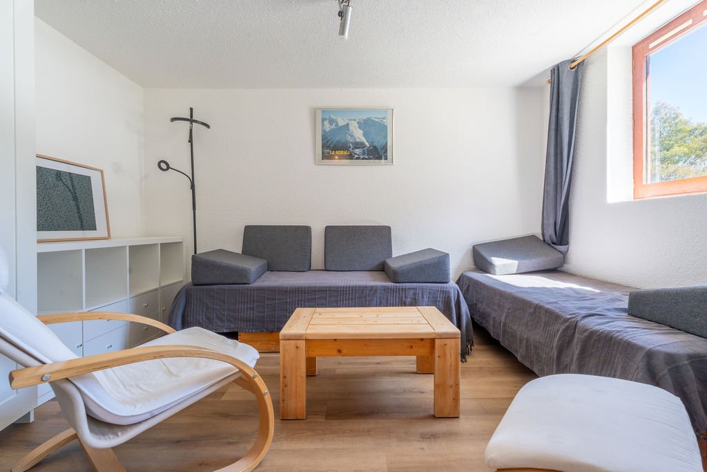 Salon avec fenêtre donnant sur les pistes