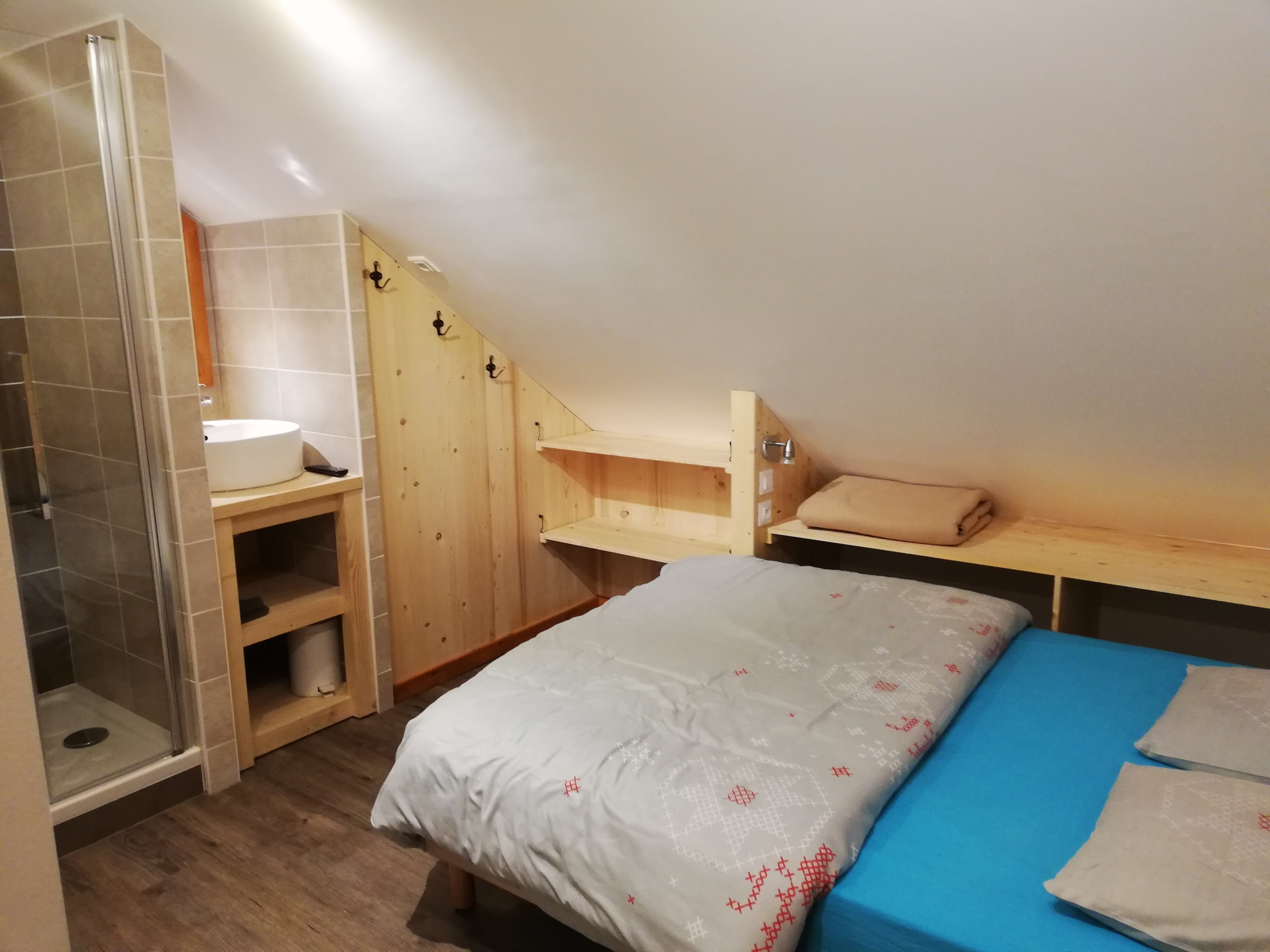 Chambre double avec sa douche et lavabo Gite 3