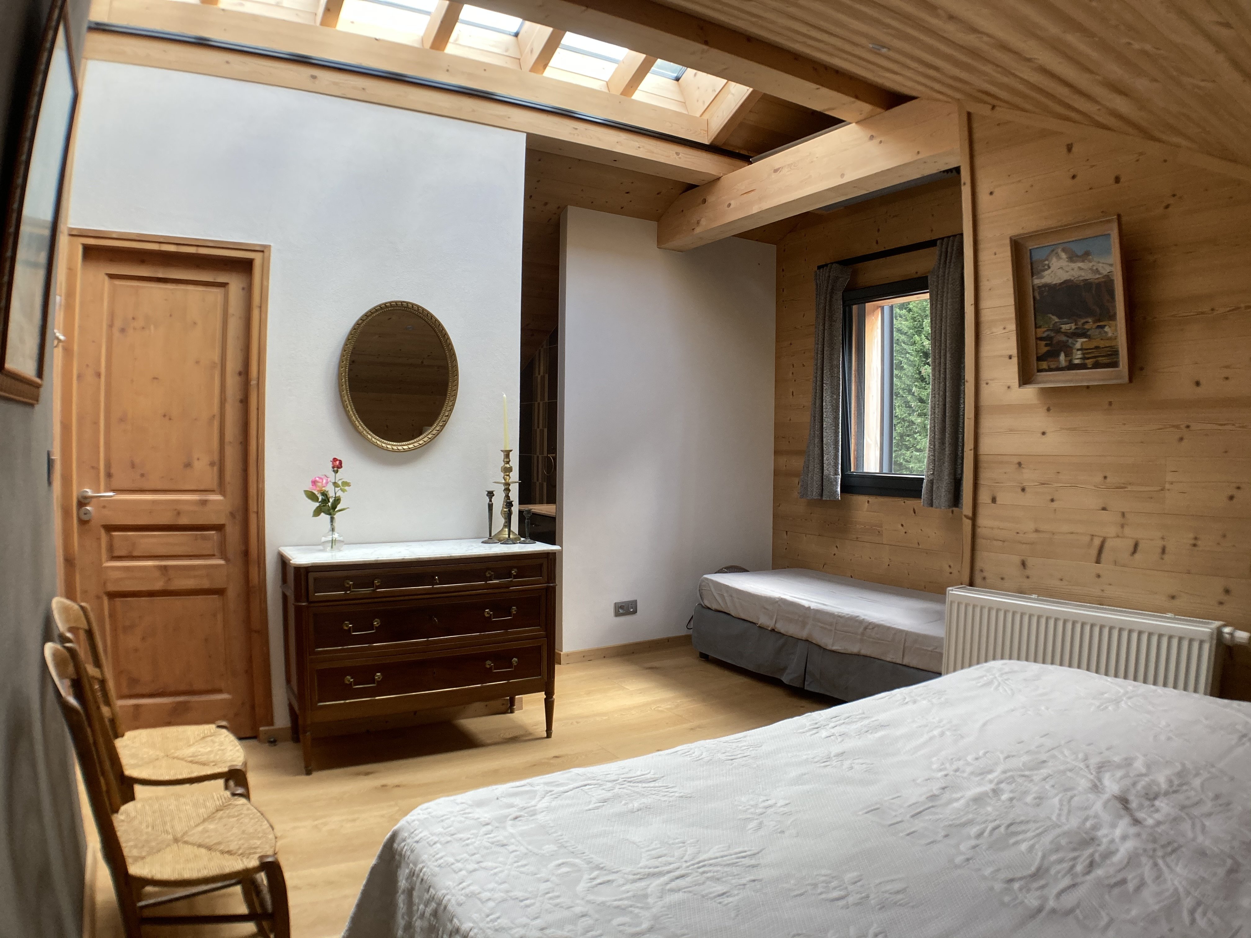 Toutes les chambres ont du plancher bois au sol, les murs sont boisés ou recouverts de crépis naturel, le chauffage par radiateur est alimenté par pompe à chaleur et géothermie. Volets roulants à chaque fenêtre. Faitière vitrée occultée par store sur mesu