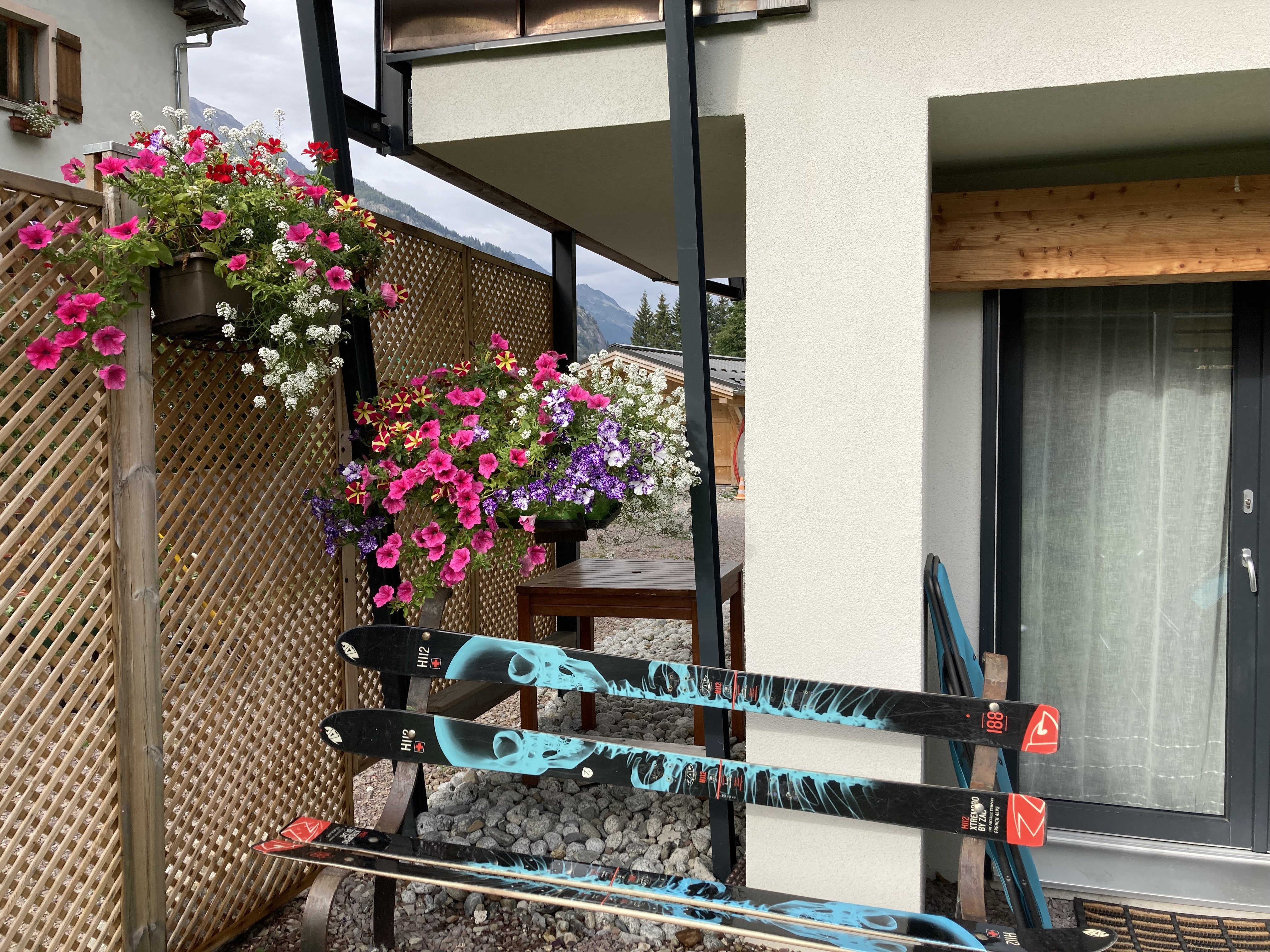 Très belle vue sur les sommets alentours, Massif des Aiguilles Rouges. Petit jardin privatif avec mobilier de jardin et plusieurs bancs de repos. Parking privatif.