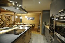 Cuisine toute équipée avec ilôt central du chalet à louer à Vallorcine.