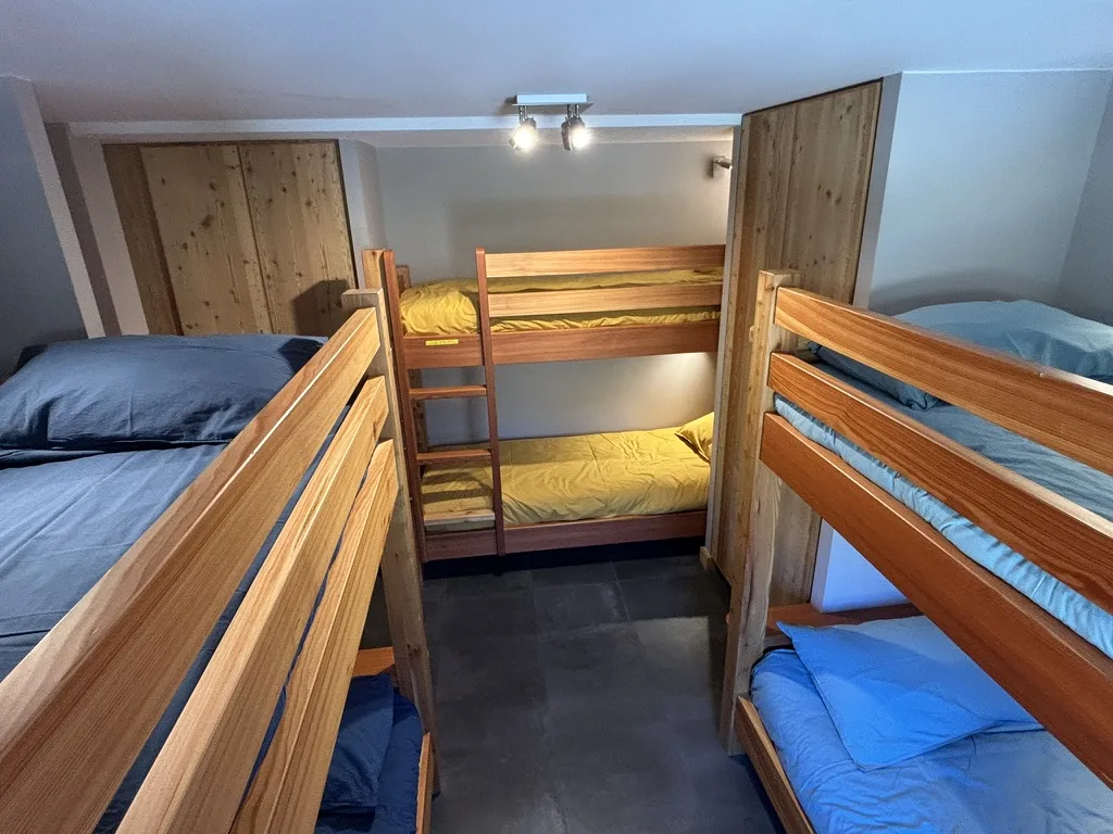 Rez-de-chaussée : Dortoirs 6 couchages :
3 x 2 lits superposés.
2 armoires avec penderie et étagères.