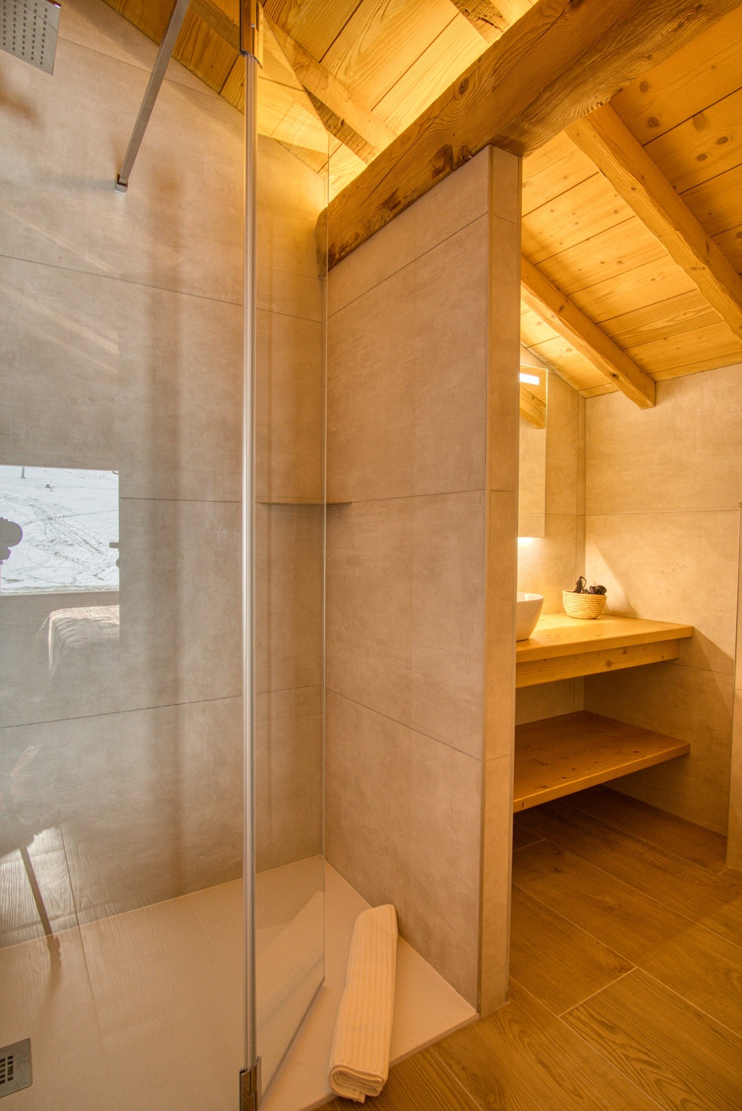 La salle d’eau n• 3 
Sèche serviettes 
Sèche cheveux 
Douche italien 120x90 
Wc
Privative à la chambre parentale 
Vue côté Mt rond (pistes) 