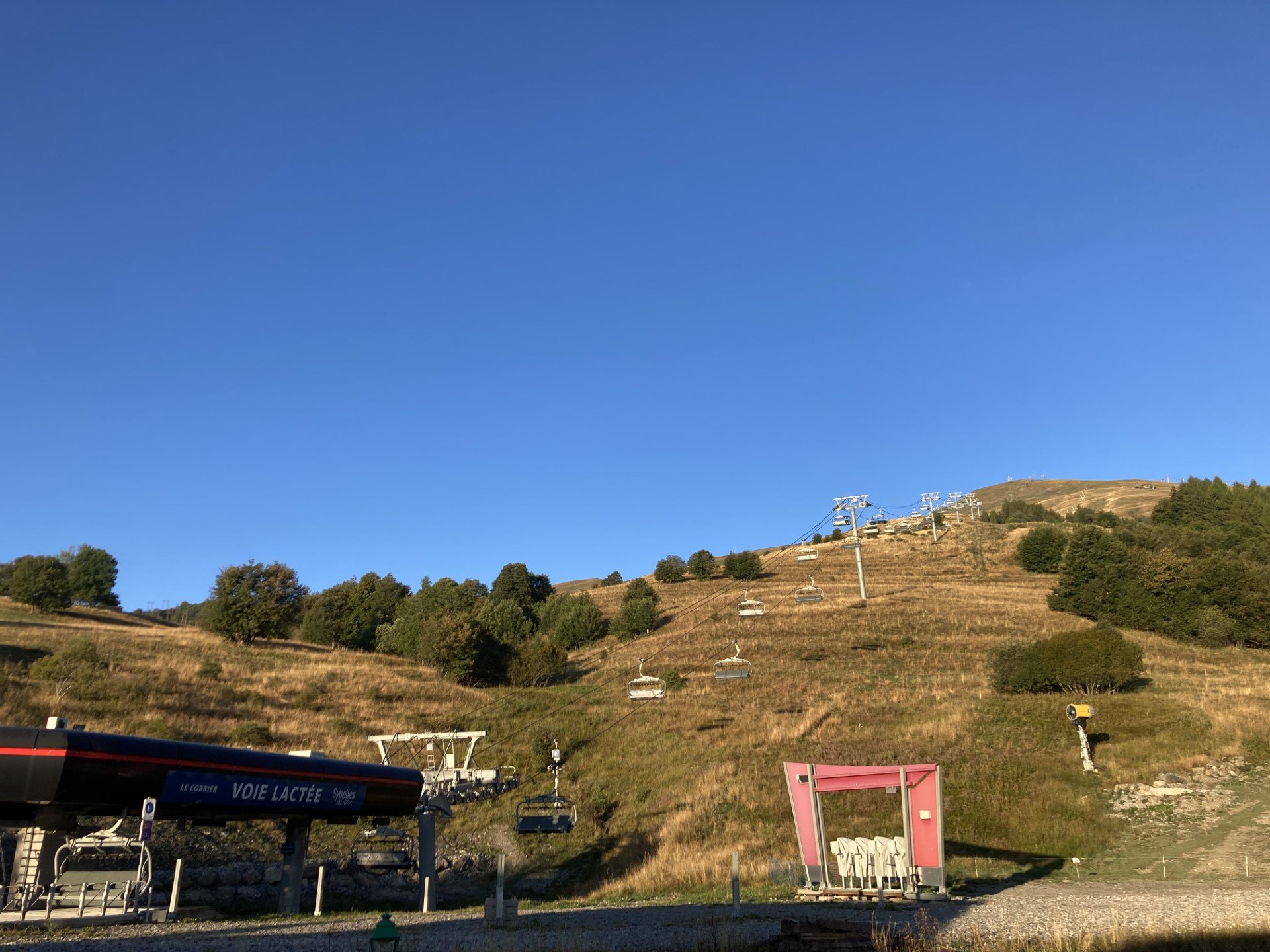 vue sur les pistes de la terrasse supérieure