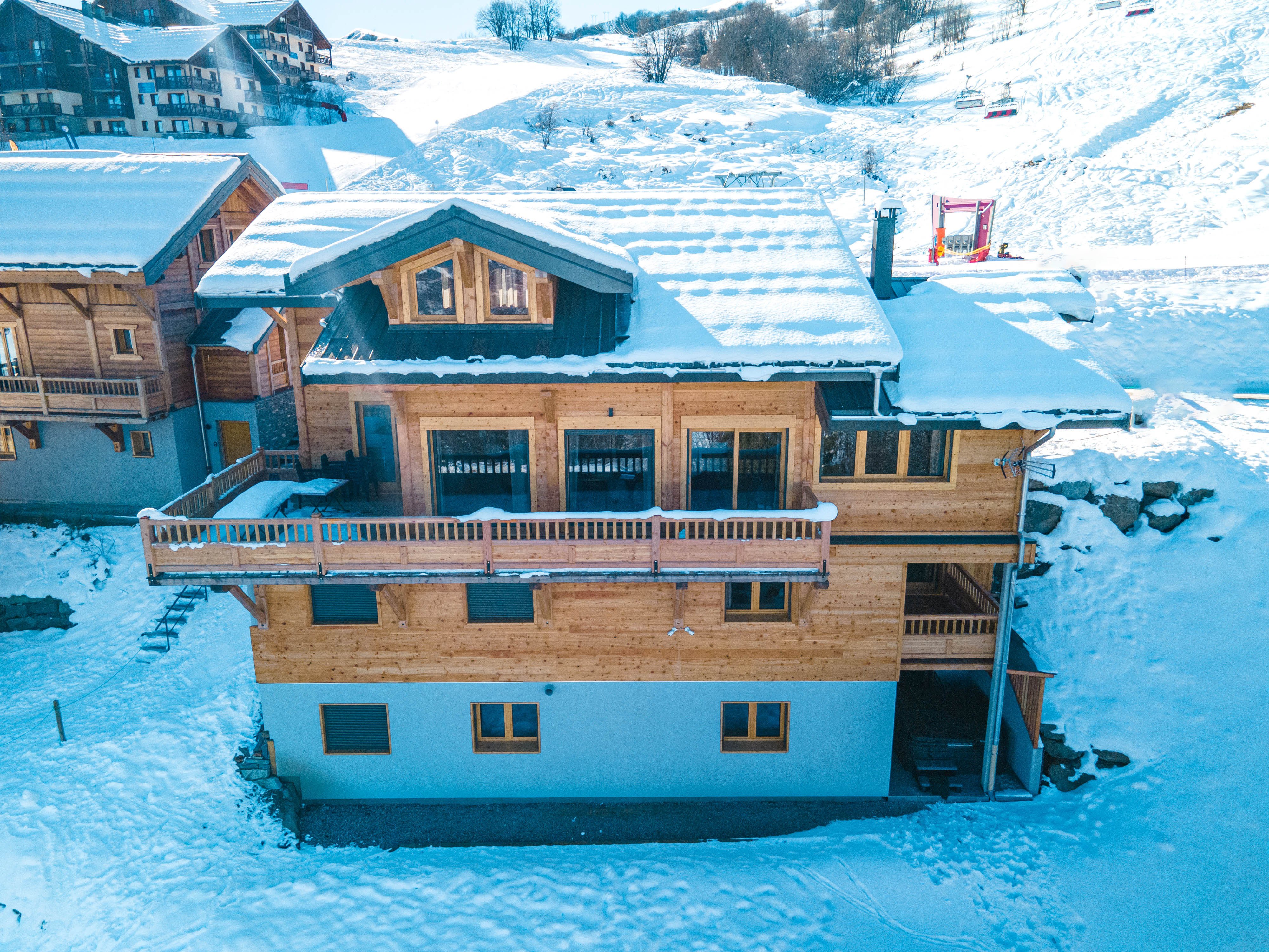 chalet neuf face aux pistes, SPA , 7chambres, 7sdb, espace détente