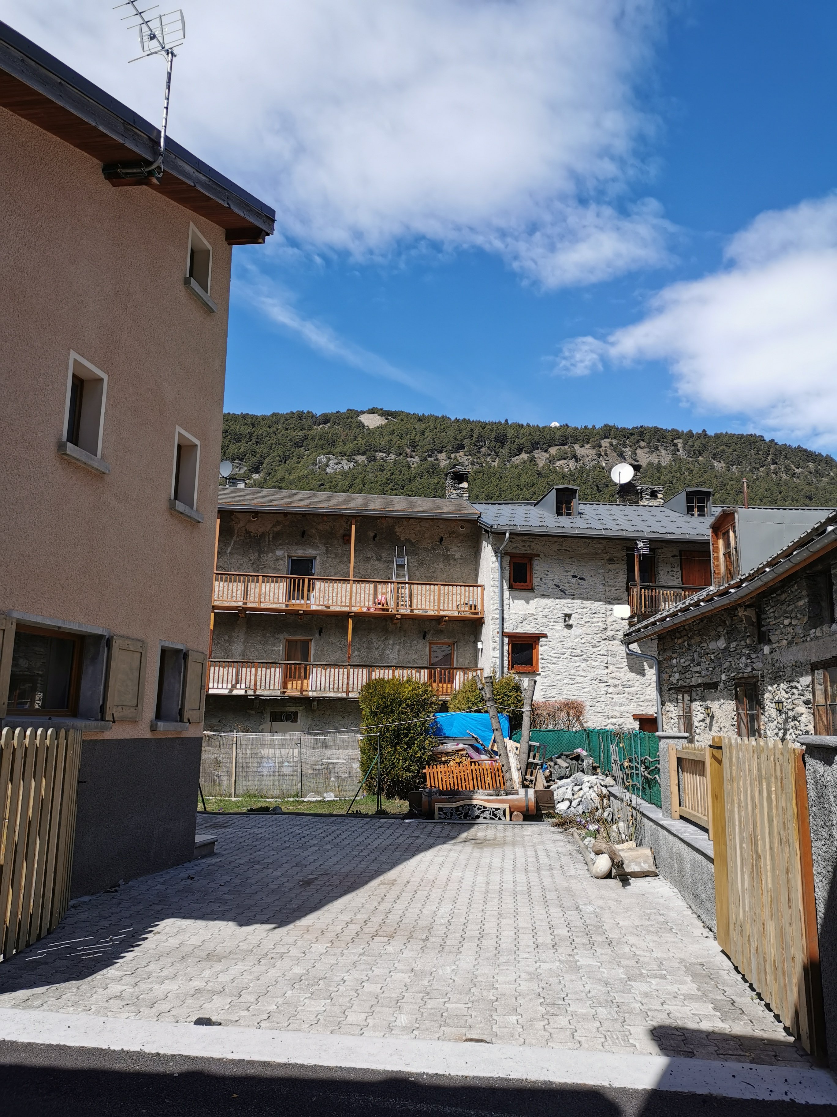 Cour / terrasse et stationnement