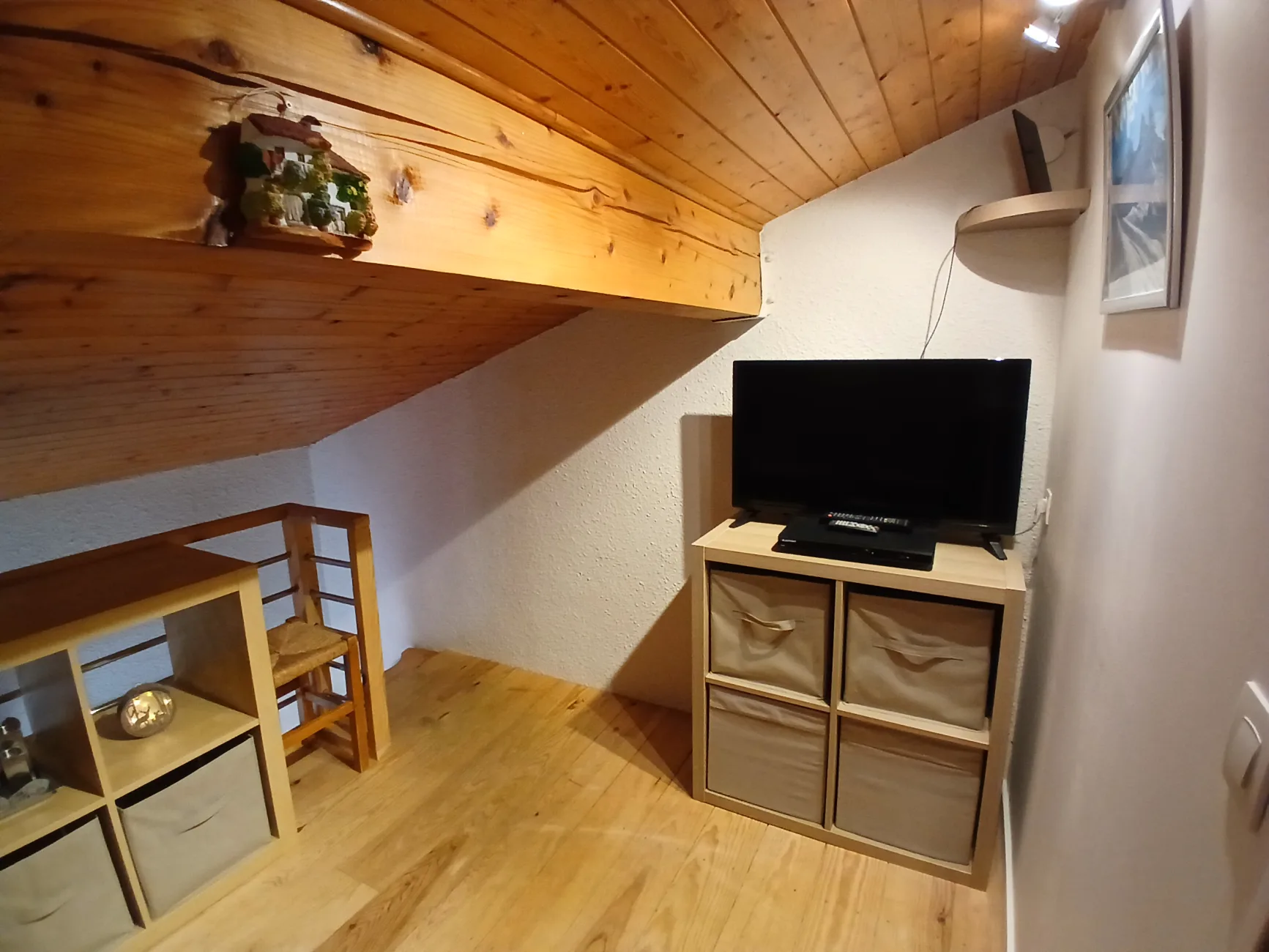 Mezzanine avec télé 