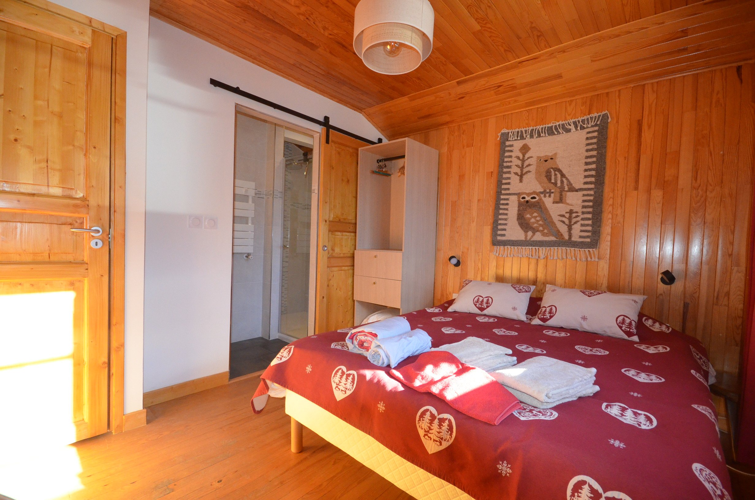Chambre double 1 à l'étage et sa salle de douche privative
