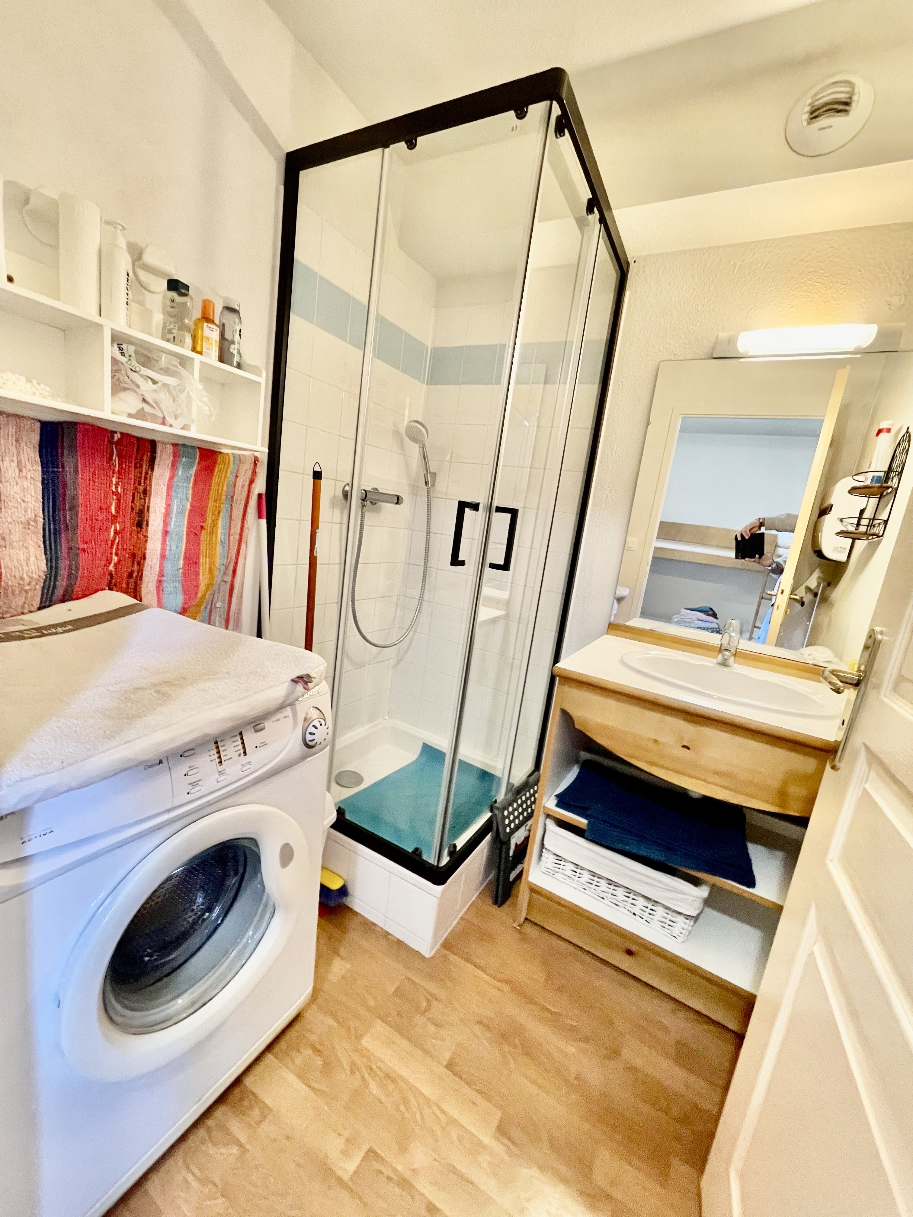 Salle d'eau située au rez-de-chaussée avec douche récente et lave-linge