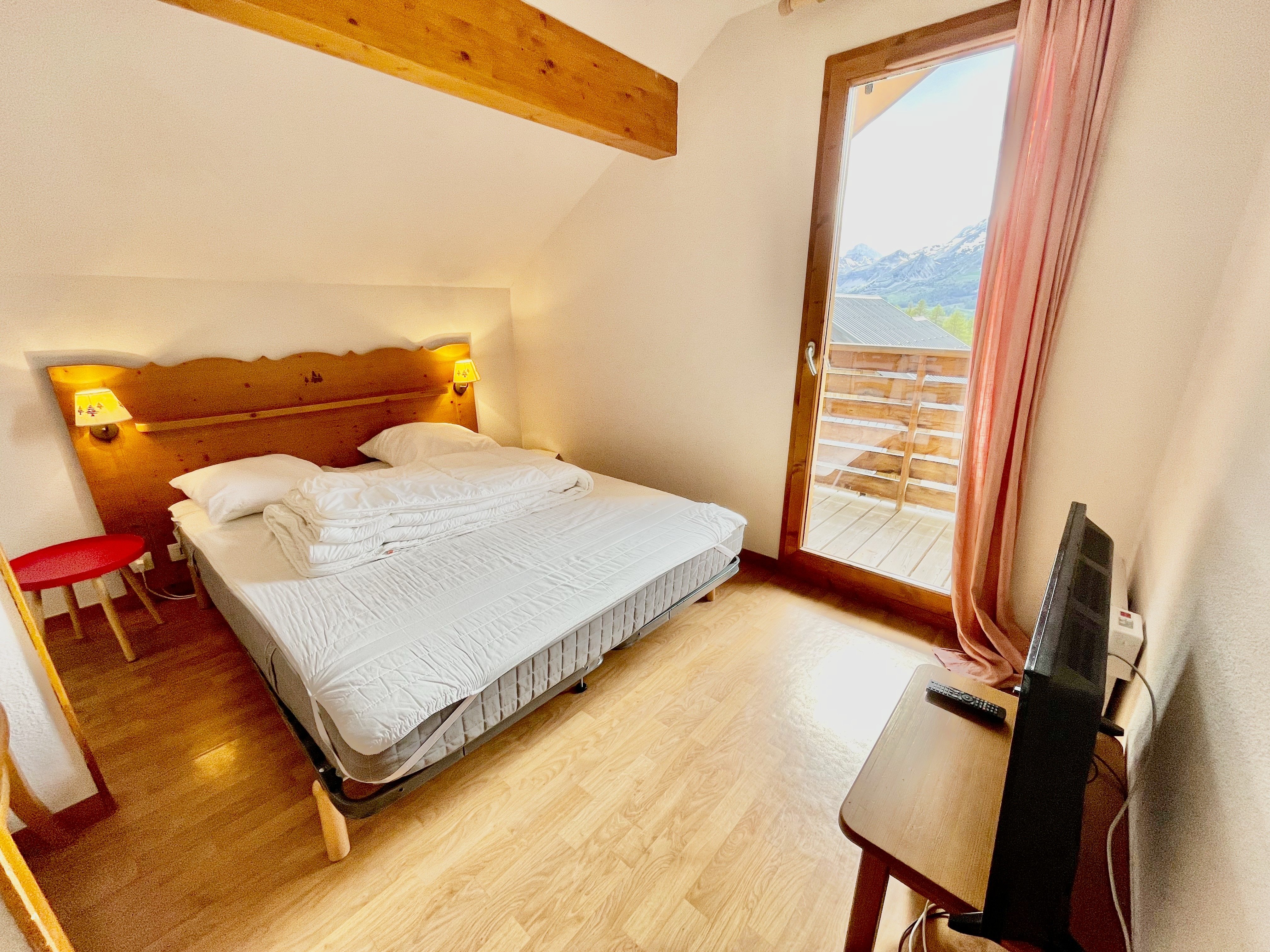 Première chambre avec deux lits simples ou un lit double