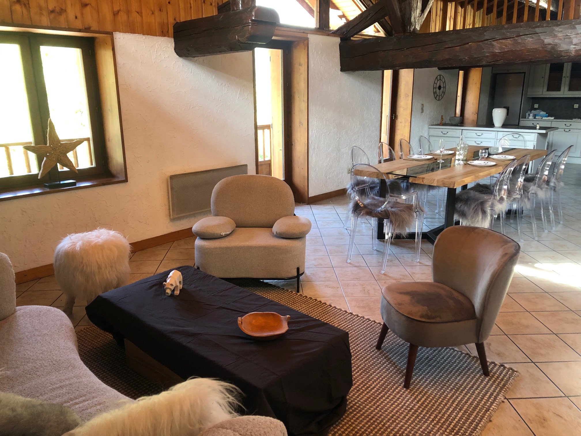 Autre point de vue des pièces principales: de beaux volumes, de la lumière, le charme du bois et une décoration soignée entre design et cocooning.