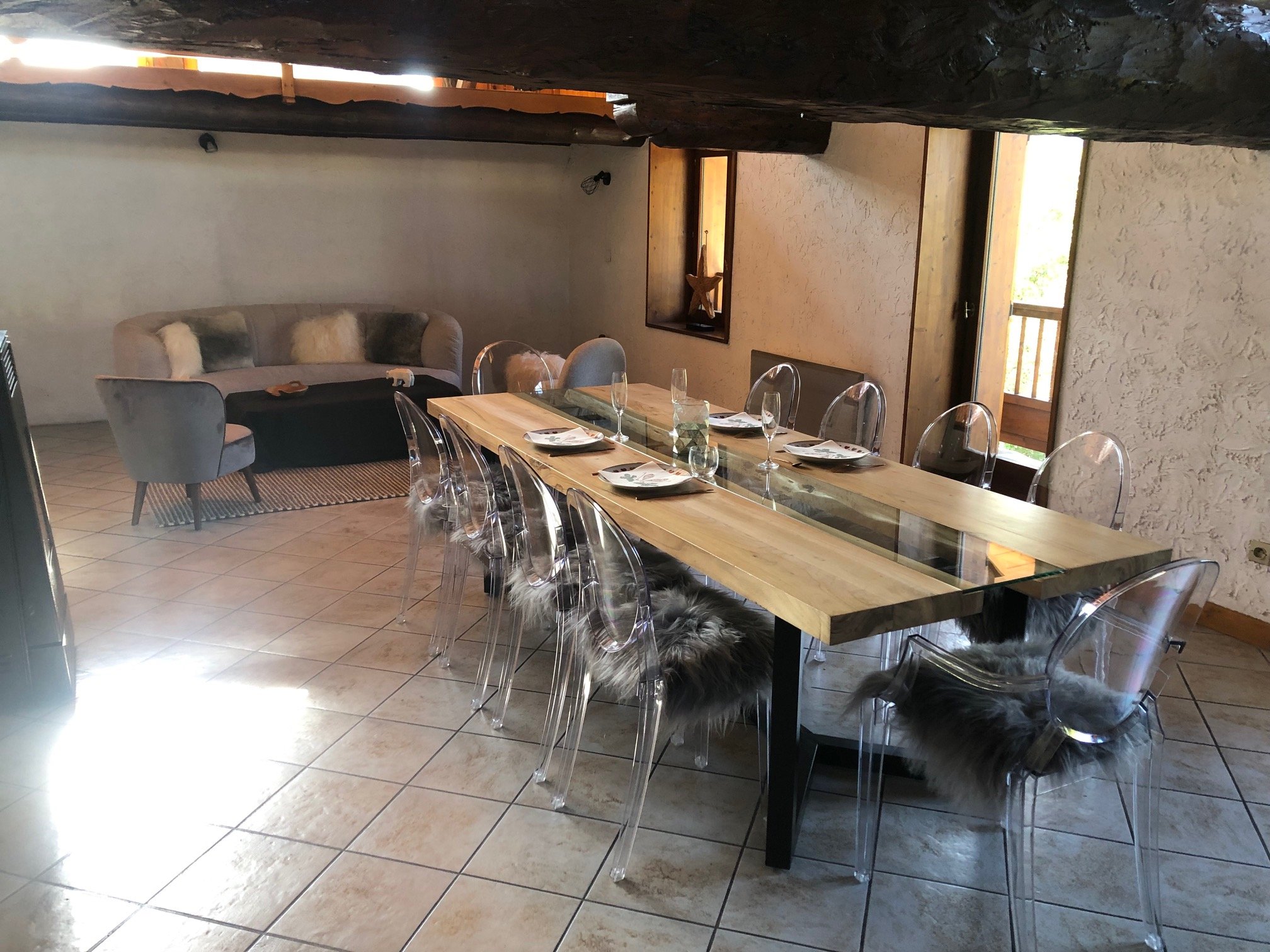 Pièces principales : salon et salle à manger de 50m2.