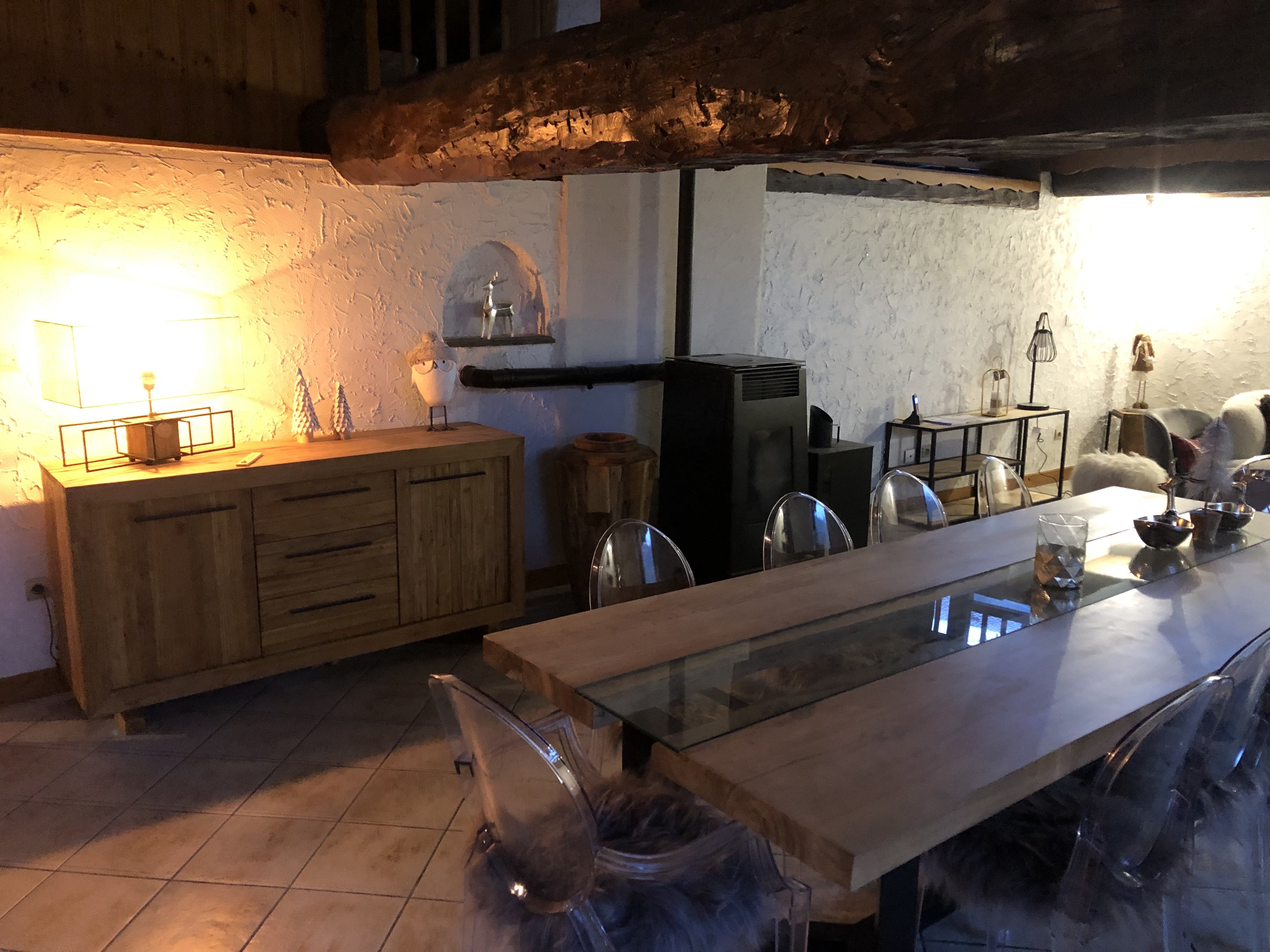 Salle à manger: une très belle table en bois, une table dressée et des éléments de décorations chics et de qualité.

