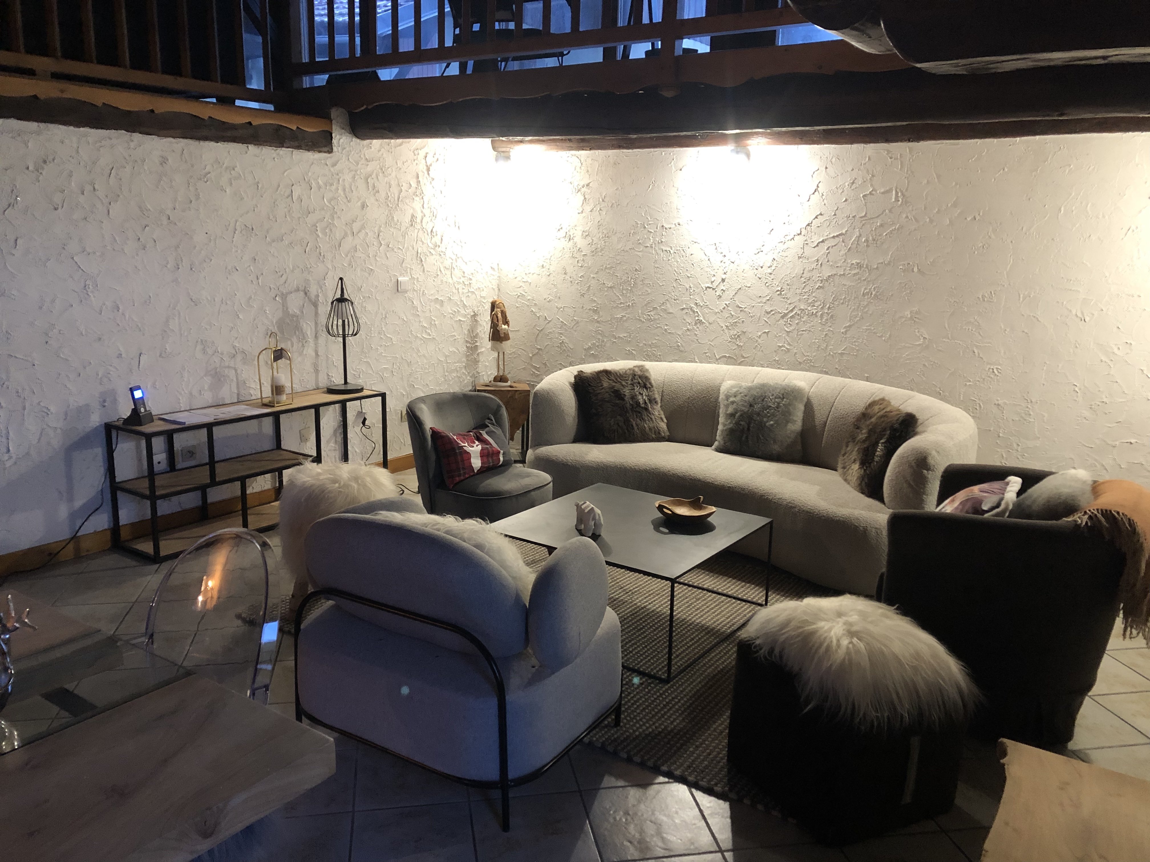Le salon: qualité du mobilier, décoration étudiée sur le thème de la montagne, fauteuils confortables invitant à la détente et au repos.