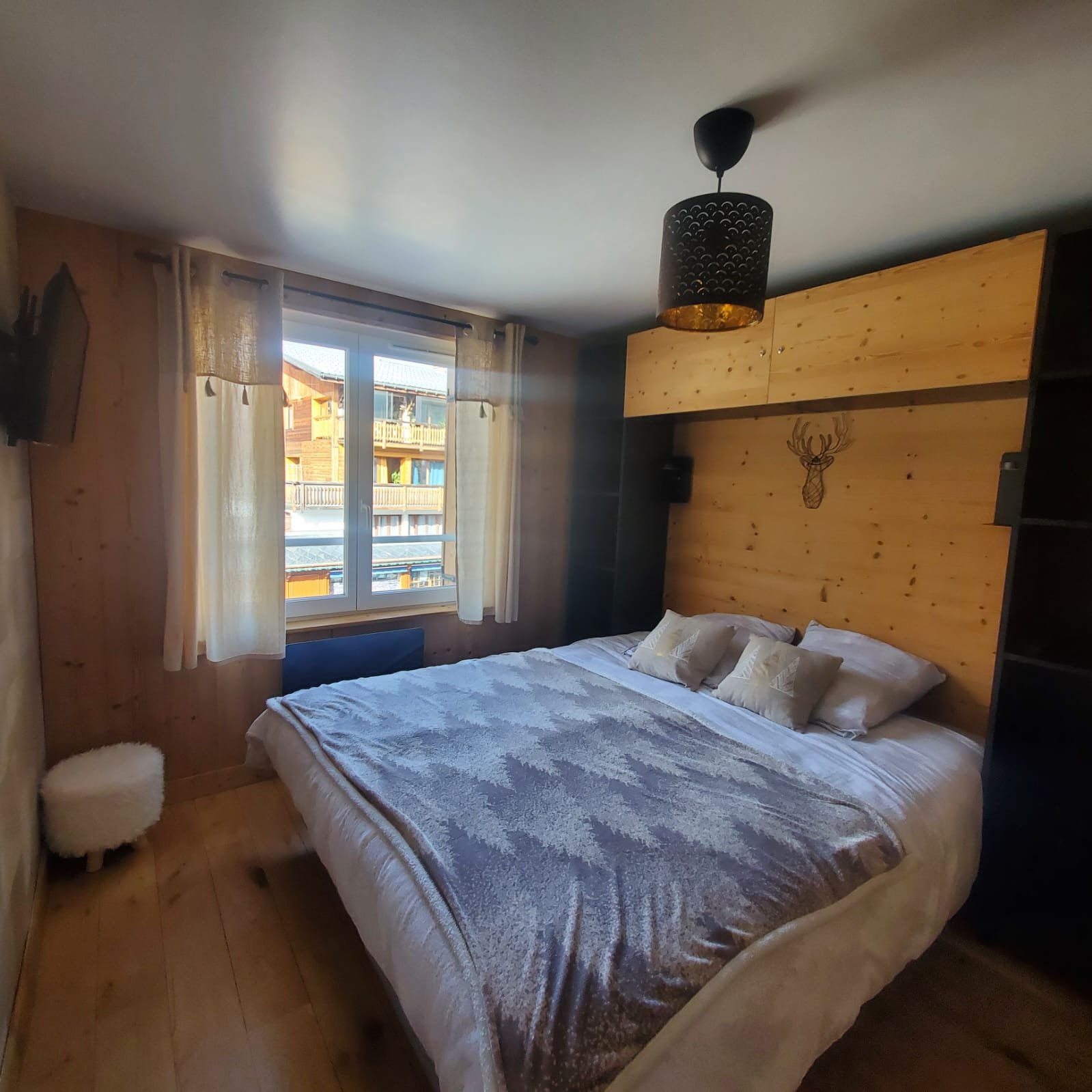 Chambre 2 avec lit 160x200, TV et dressing