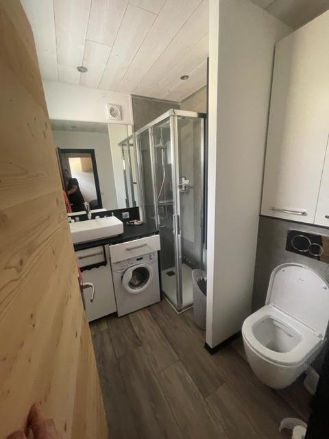 SALLE DE BAIN / DOUCHE + EVIER + WC 