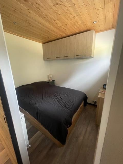 CHAMBRE AVEC PLACARD SUSPENDU 