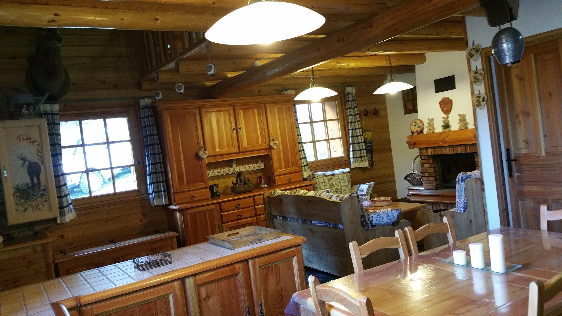 Coin cuisine donnant sur le séjour.