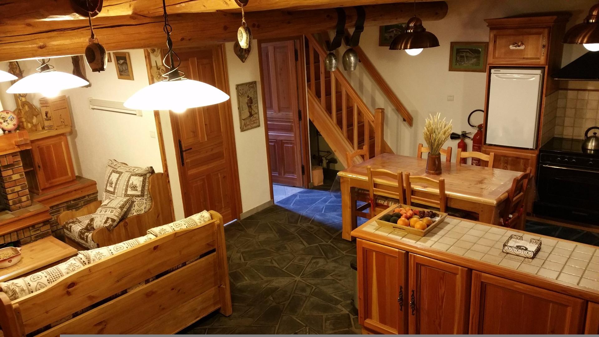 Wc et salle de bain indépendantes.  Escalier pour monter aux chambres et pour regarder la télévision (tnt par satellite).