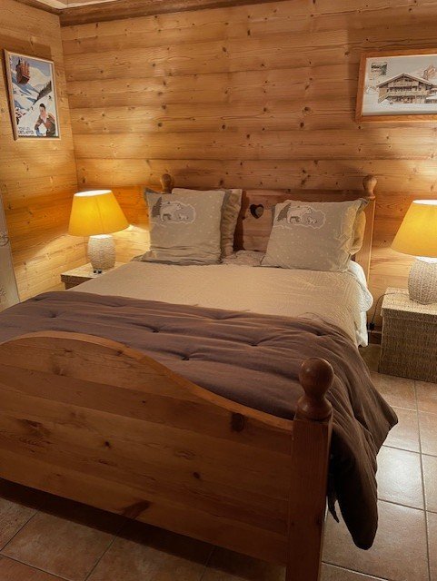 Chambre parentale avec 1 chaise en bois et 1 fauteuil