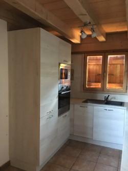Cuisine blanche toute neuve
avec four et micro onde et frigo / congélateur