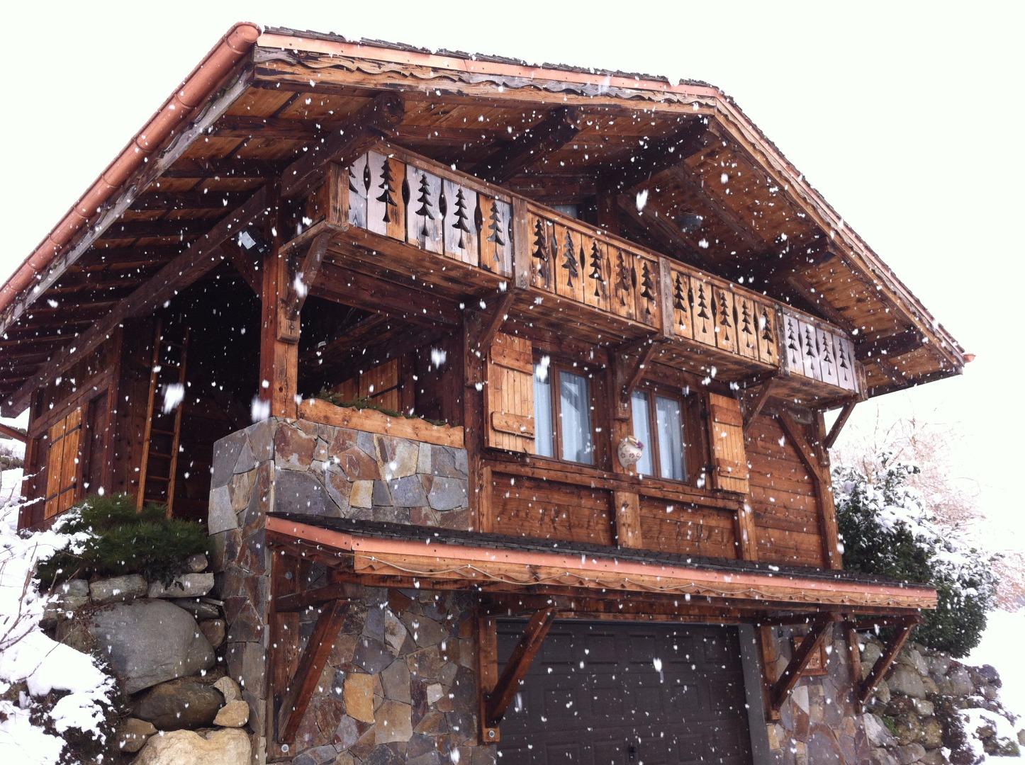 Arrivée au chalet sous la neige en hiver