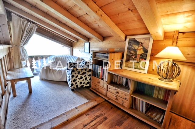 Coin bibliothèque sur petite mezzanine avec 2 fauteuils + une table pour les jeux de société
POSSIBILITE DE METTRE UN LIT SIMPLE DE 70 CM POUR 1 ENFANT 