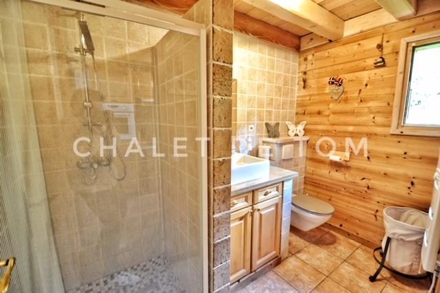 Coin douche à l'italienne avec wc suspendu et vasque carrée
Meuble de rangement en bois+ sèche serviette acovar +porte manteau 