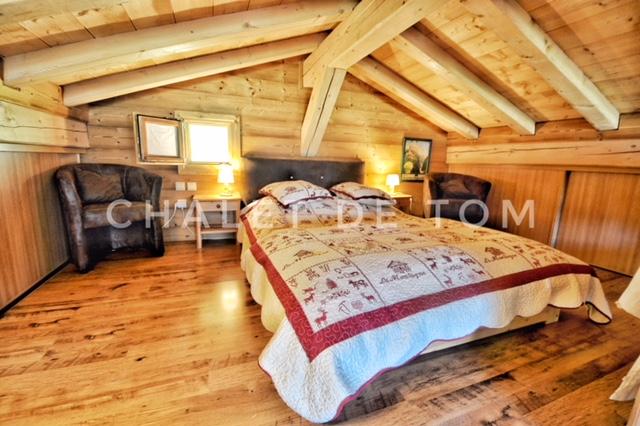 Chambre parentale dans la mezzanine avec 1 grand lit et 2 placards de rangement sur les côtés Possibilité de 2 lits jumeaux pour enfants de 70cm large/ 1m80