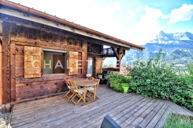 Terrasse avec coin salon 
+ Table + 4 Chaises et toile élèctrique