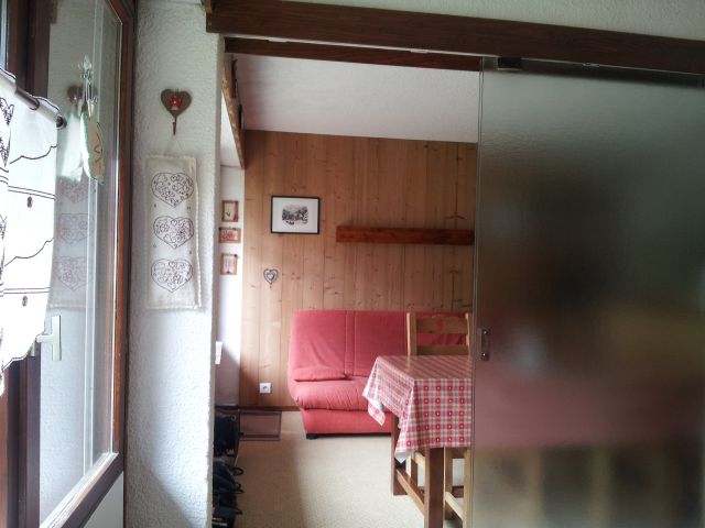 Vue depuis le salon/chambre sur la salle à manger
