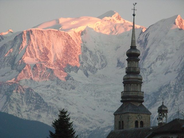 LE PLUS HAUT CLOCHER DES ALPES. 
LE COUCHER DE SOLEIL DEPUIS COMBLOUX.