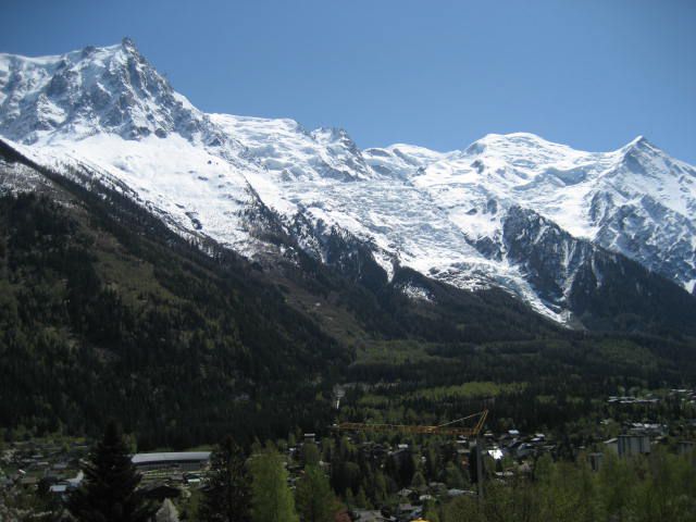 Vue sur la chaîne du mont blanc depuis le balcon .