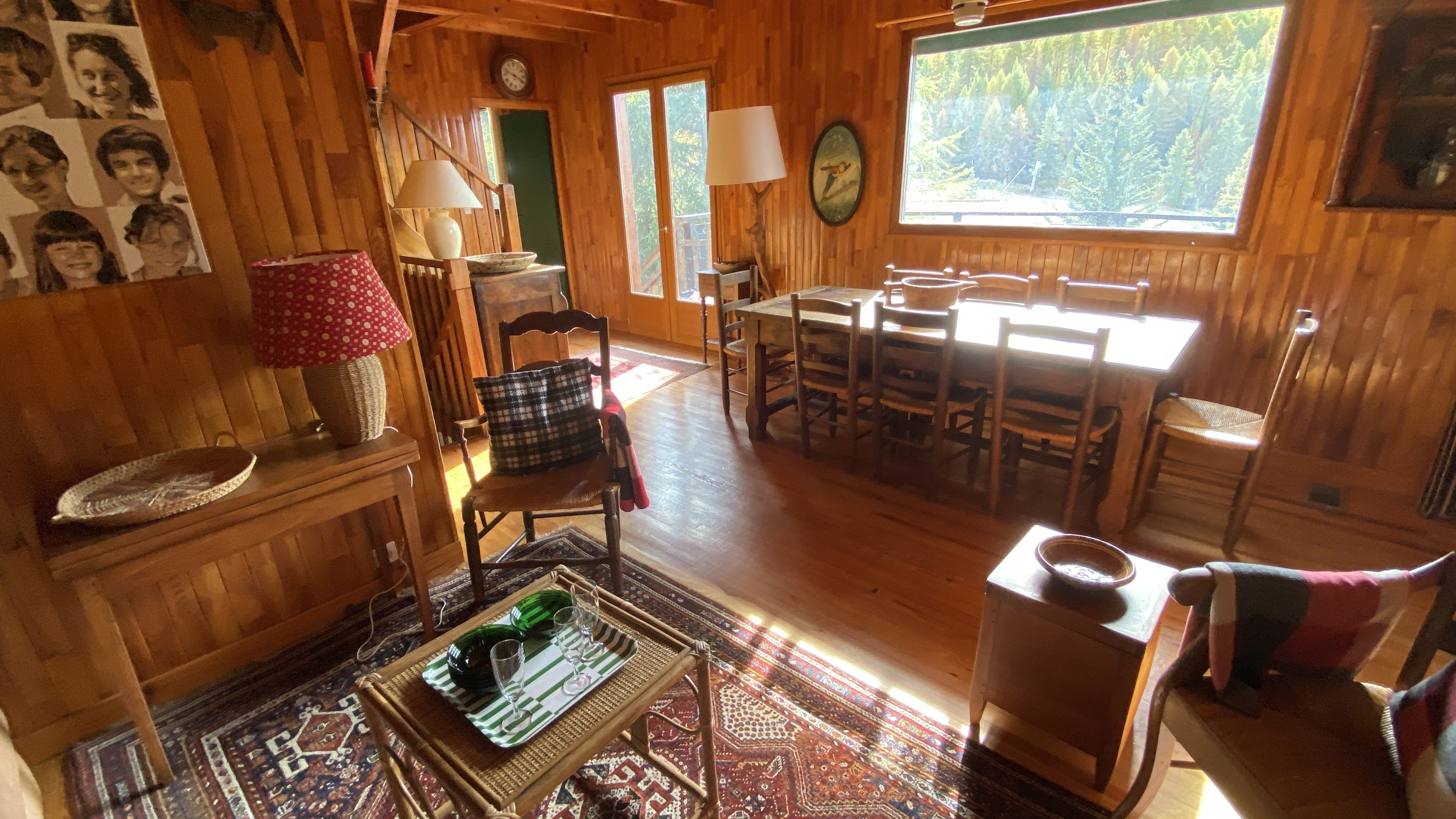 1er étage: Le coin salle à manger et sa baie vitrée avec vue sur les montagnes.