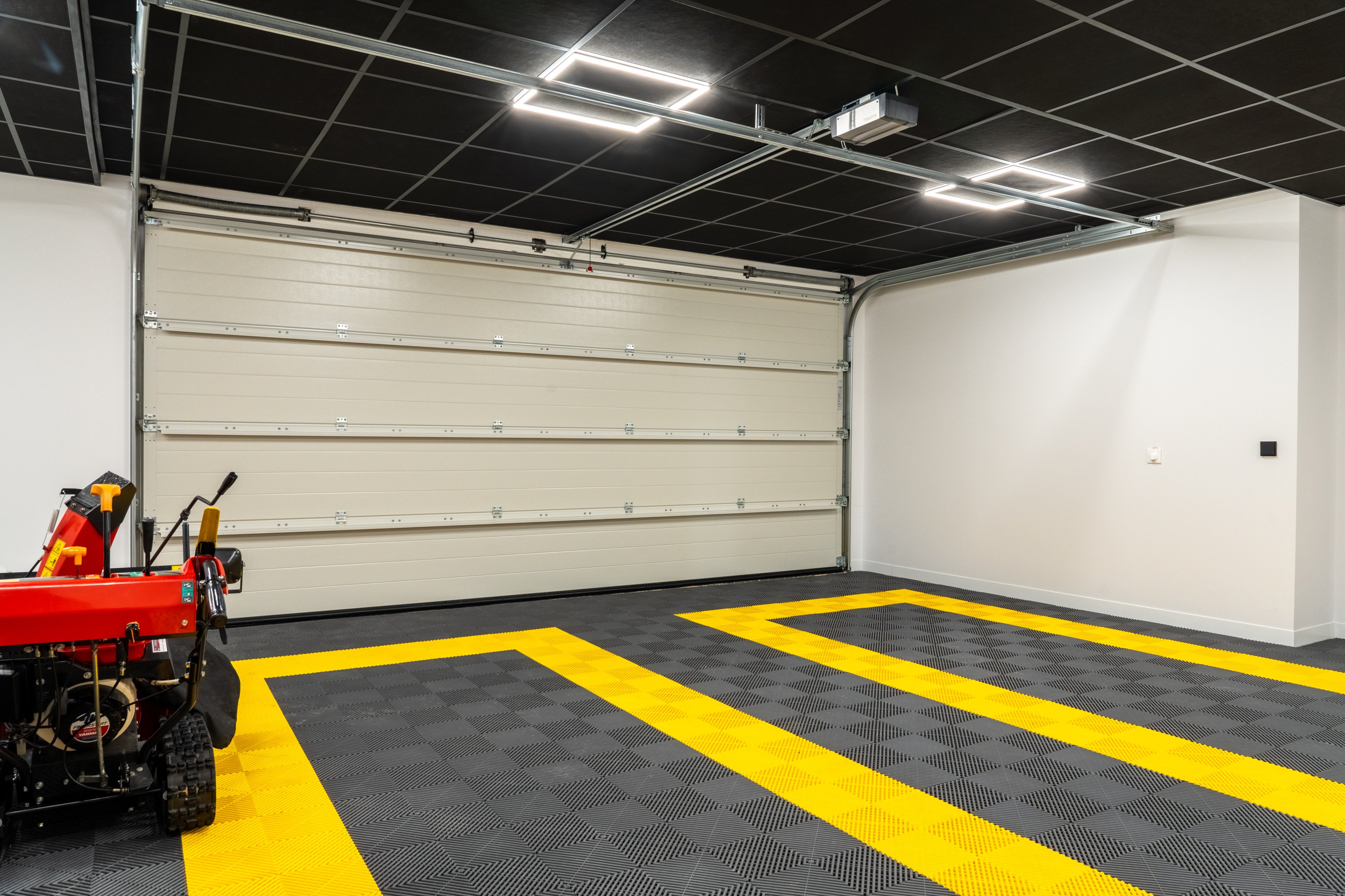 Au rez-de-chaussée :
Le chalet dispose également de 2 place dans le garage (chauffé), ainsi que 3 places de stationnement gratuites à l'extérieur.
